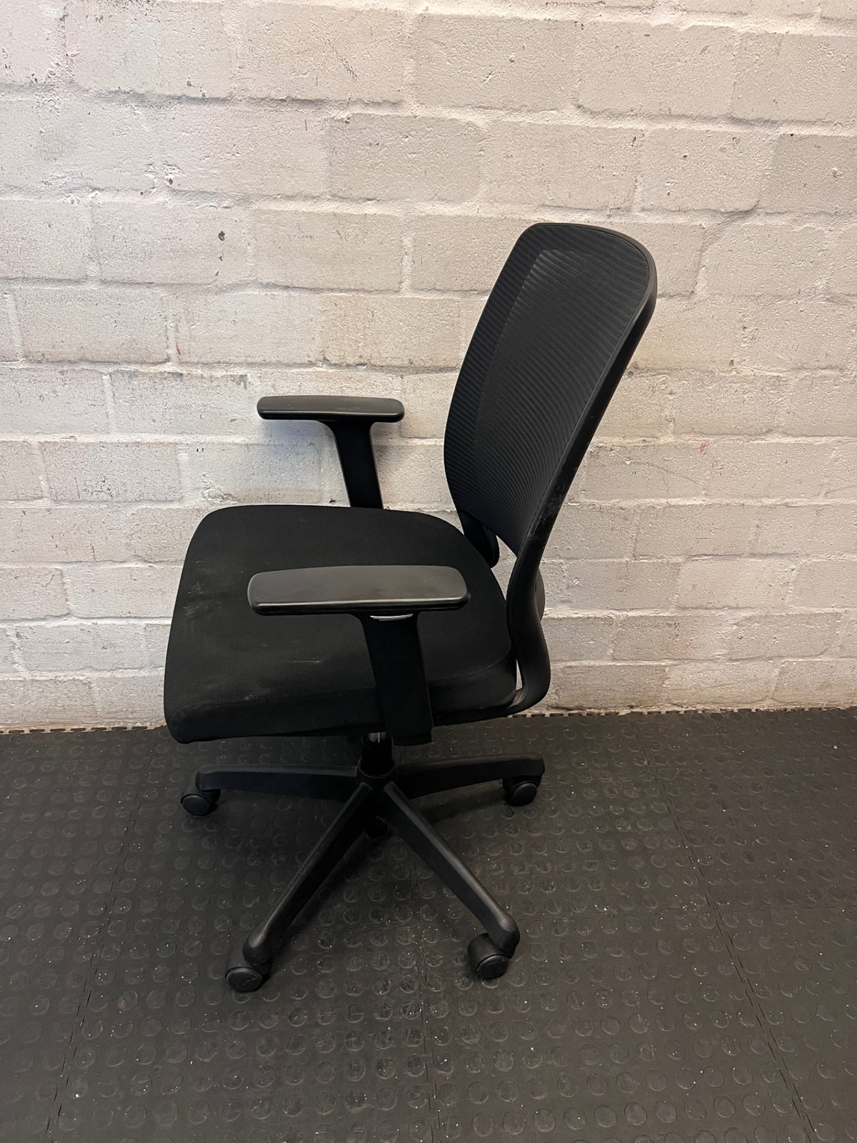 Black Mesh Back Swivel Office Chair with Armrests — Fair Condition with Visible Wear – side view