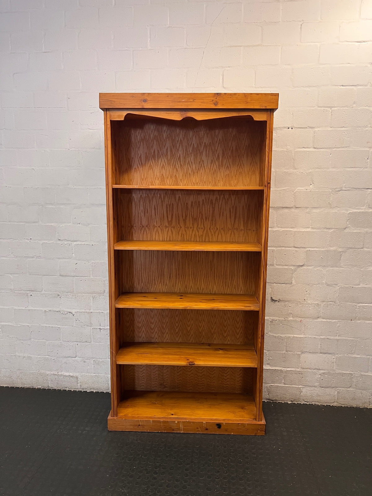 Classic 5-Tier Wooden Bookshelf with Scalloped Top — Varied Shelf Configurations Across Available Units – main front view