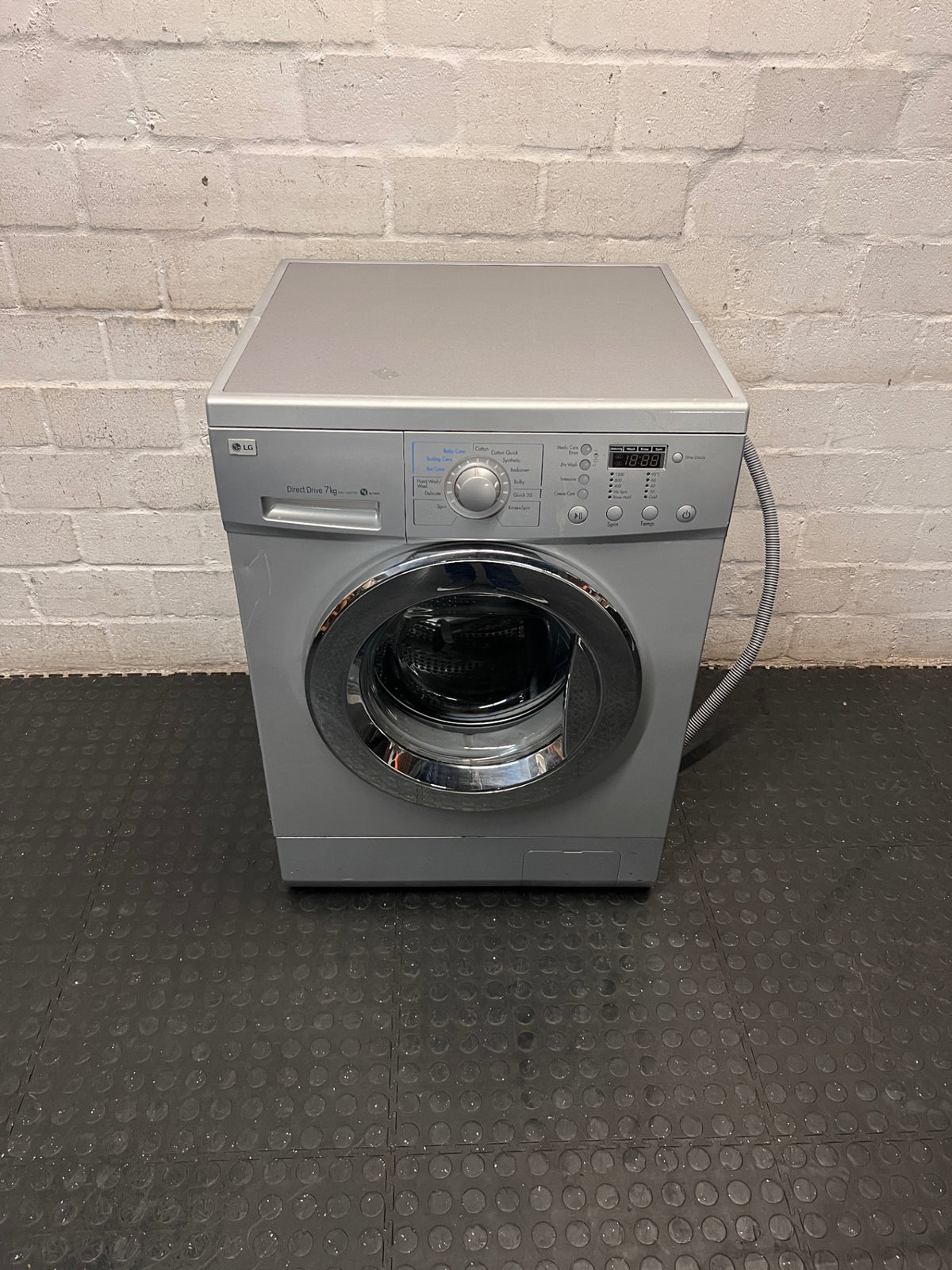 LG 7kg Front Loader Washing Machine in Silver — Good Working Order – main front view
