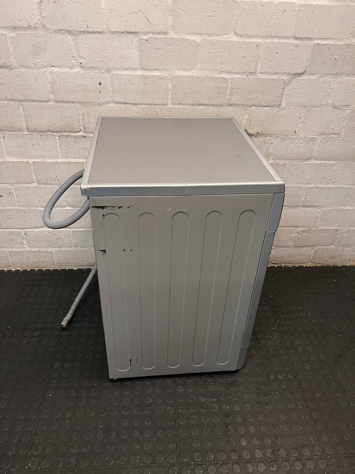 LG 7kg Front Loader Washing Machine in Silver — Good Working Order – top view