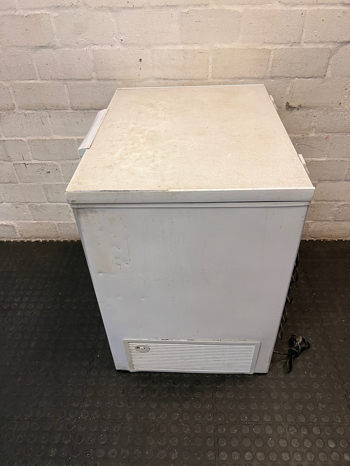 KIC White Chest Freezer — Good Working Order with Exterior Dents – condition detail