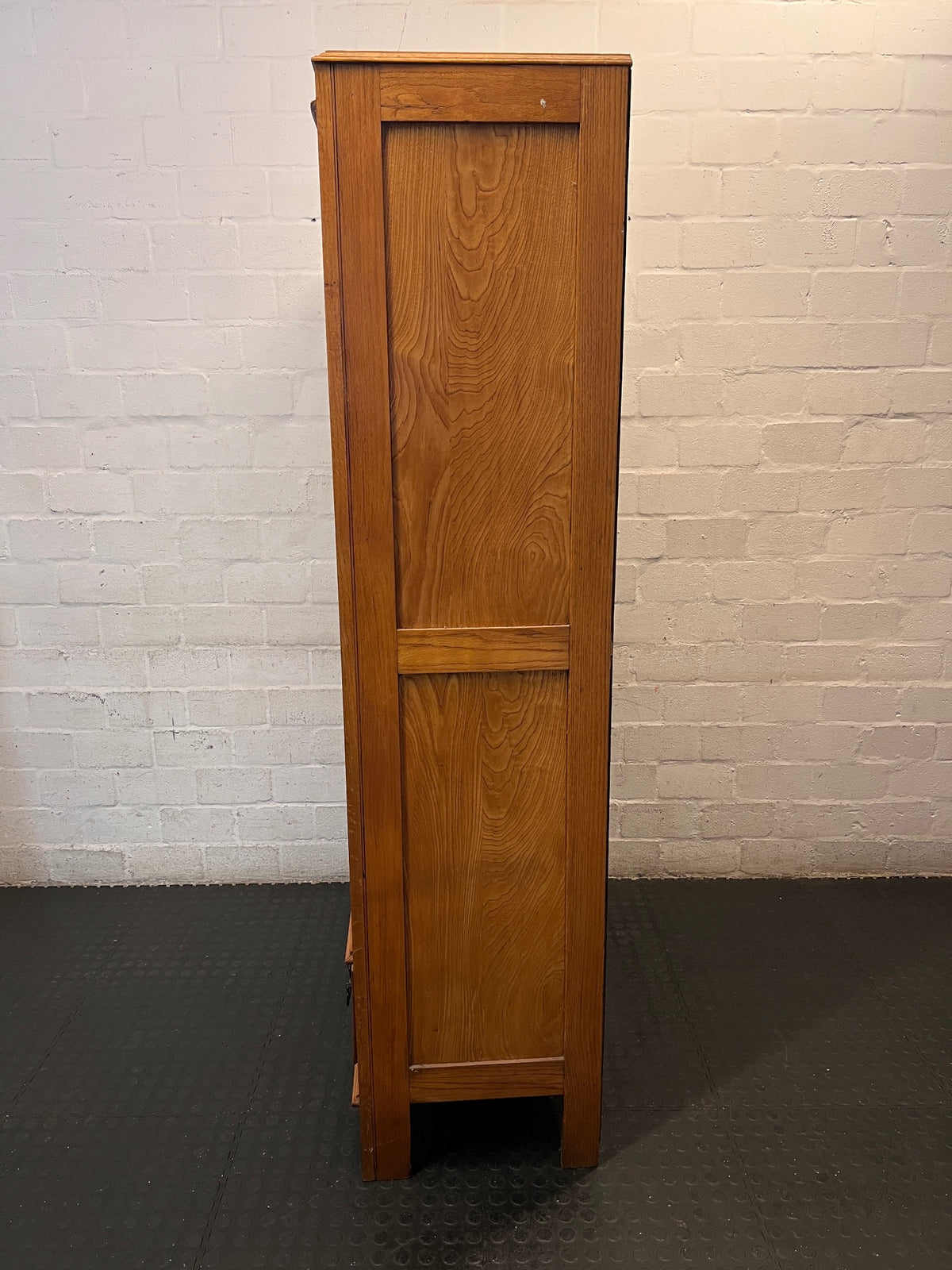 Vintage-Style Wooden Wardrobe with Mirrored Door – condition detail