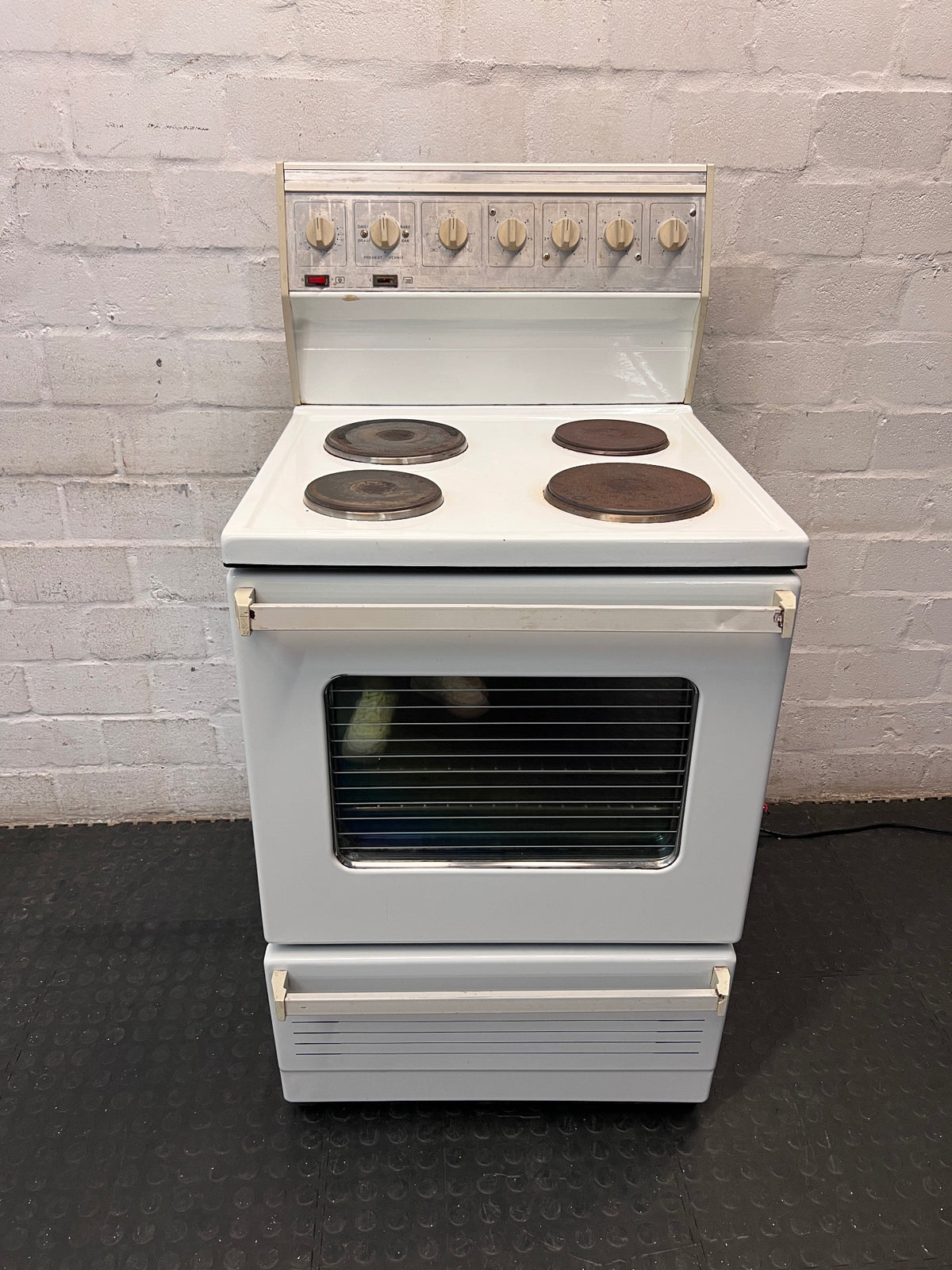 White Freestanding 4-Plate Electric Stove with Oven — Good Working Order with Older Style Plug – main front view
