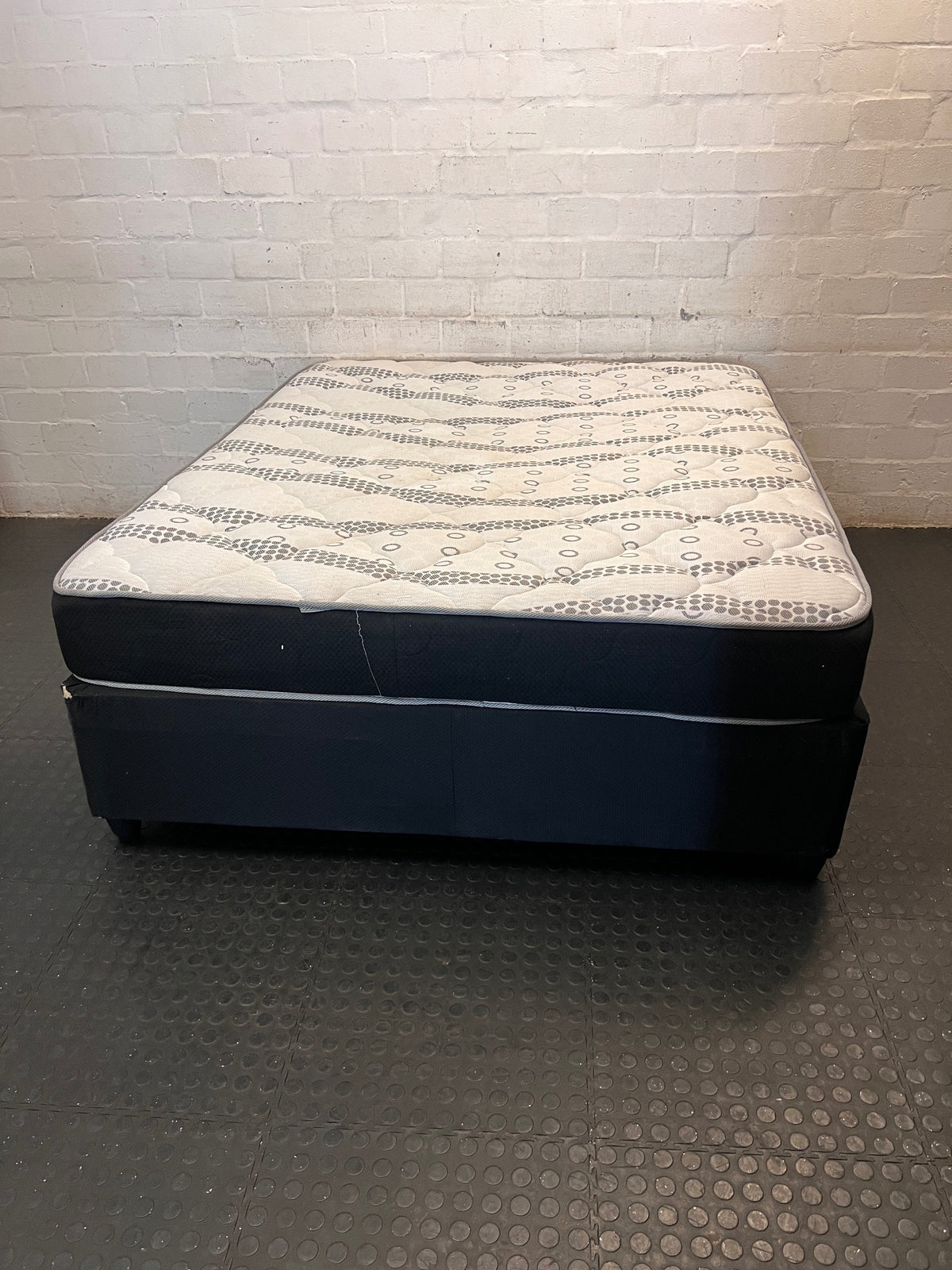 Queen Mattress and Base Set in Black and White — Good Condition; Still New – condition detail