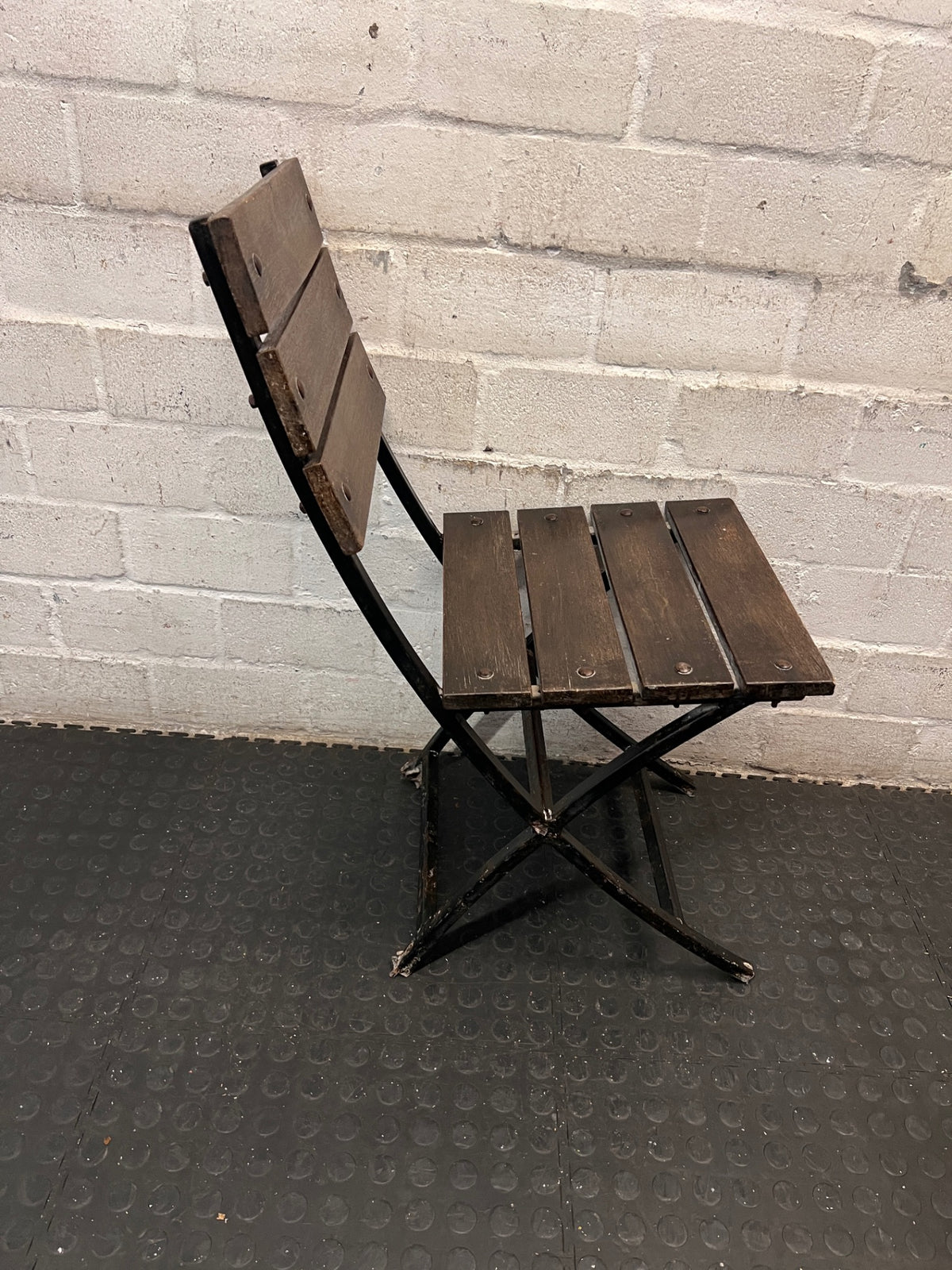 Rustic Slatted Timber and Metal Folding Chair – condition detail