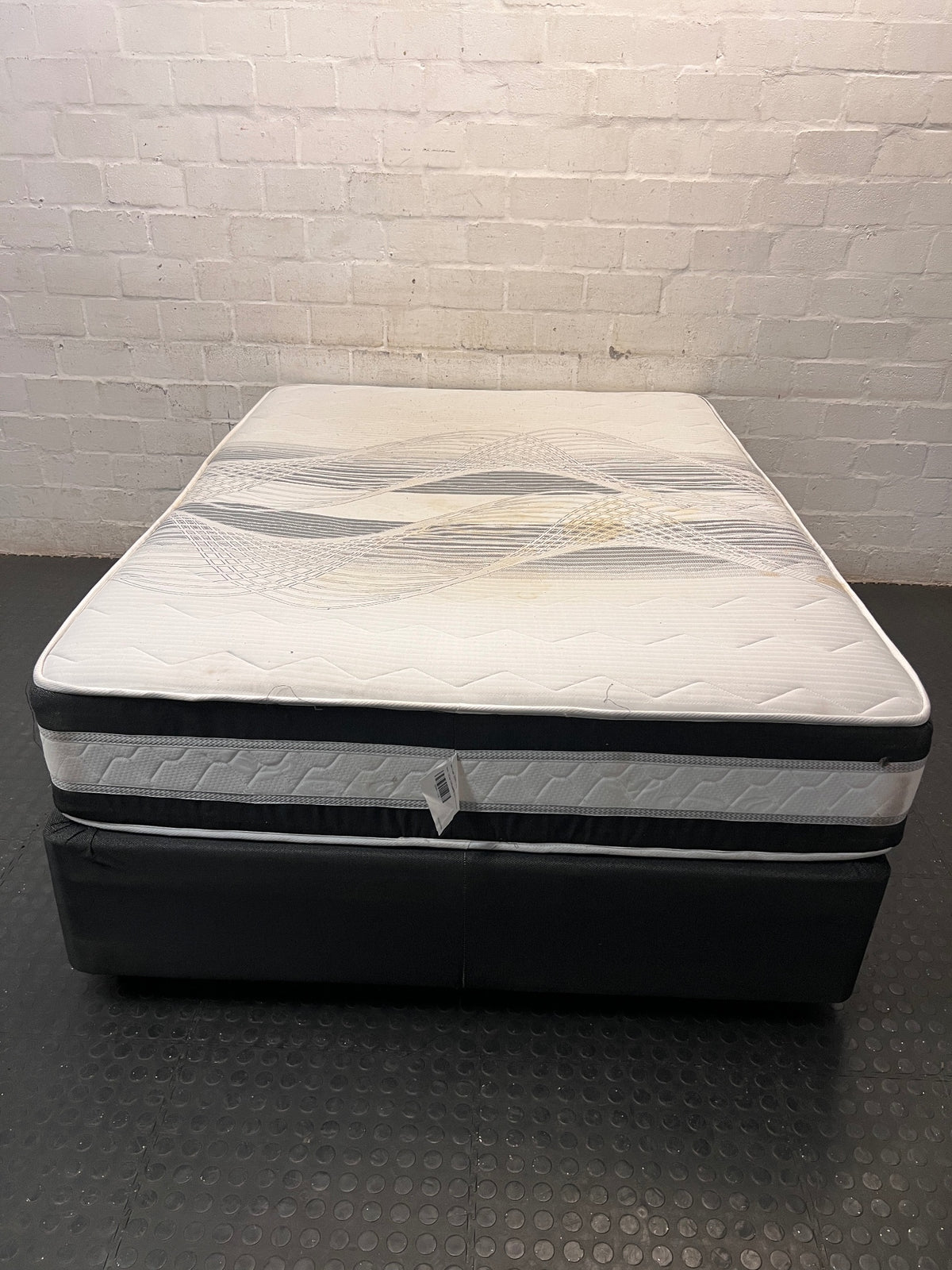 Dynamic Dual Rest Double Base Set — Fair Condition with Visible Surface Marks – condition detail