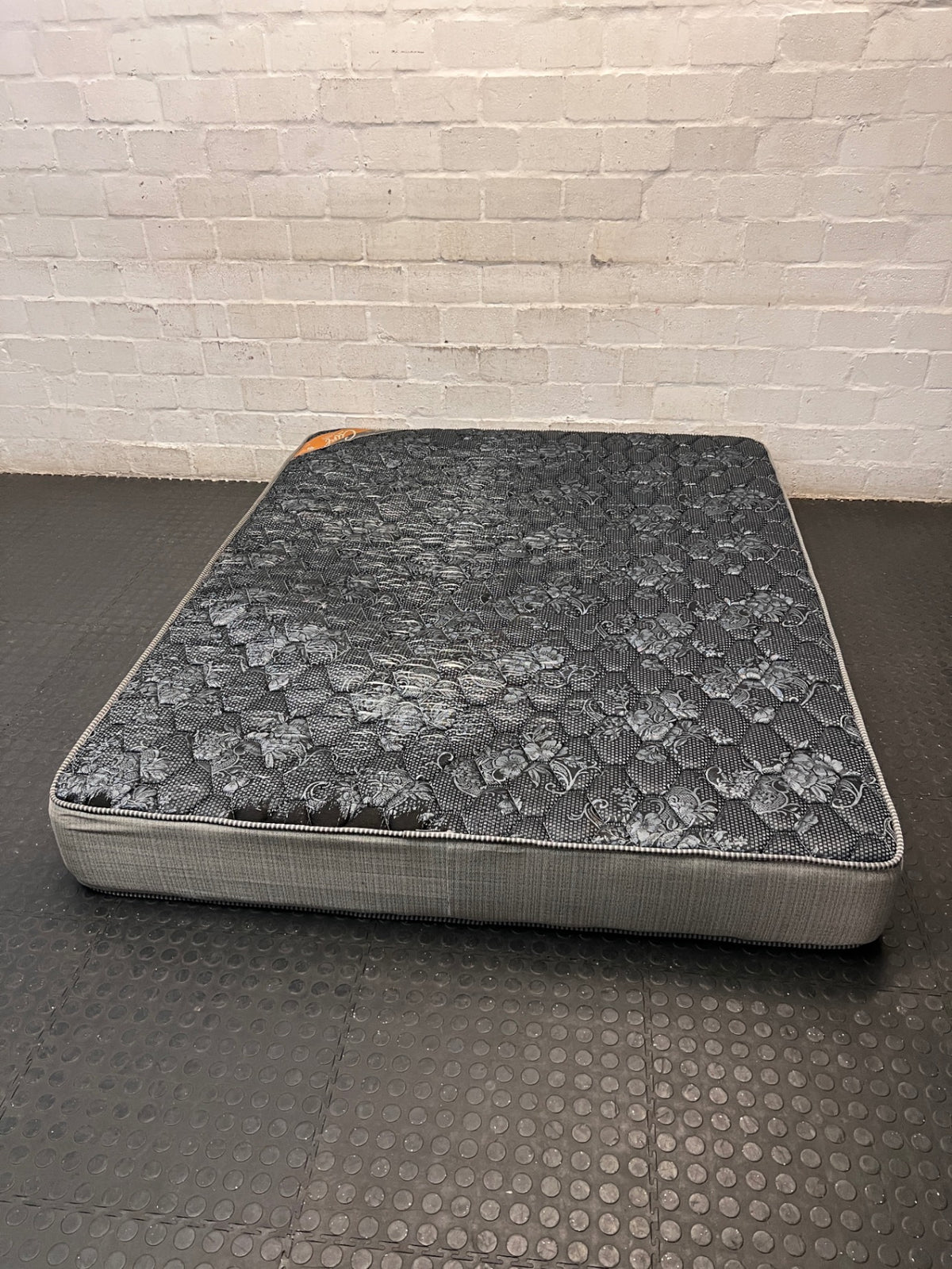 Queen Size Quilted Pattern Mattress – condition detail