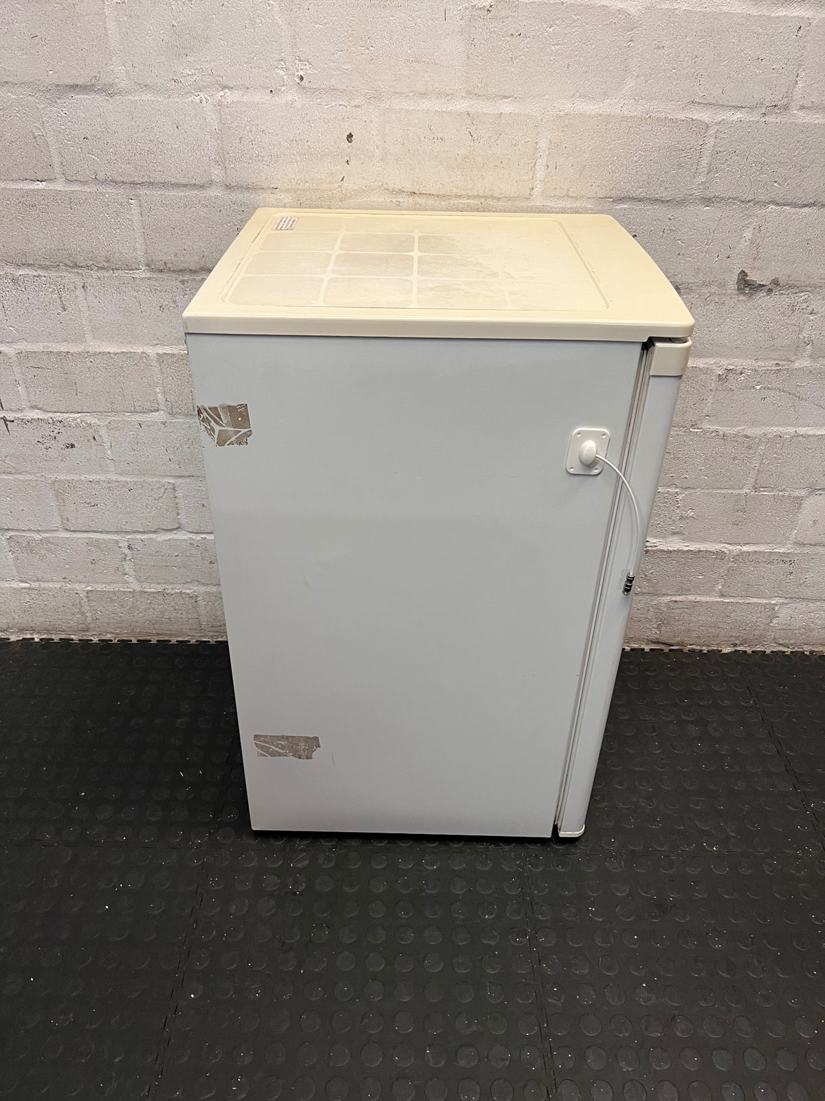 Defy White Bar Fridge with Lock — Good Working Order – condition detail