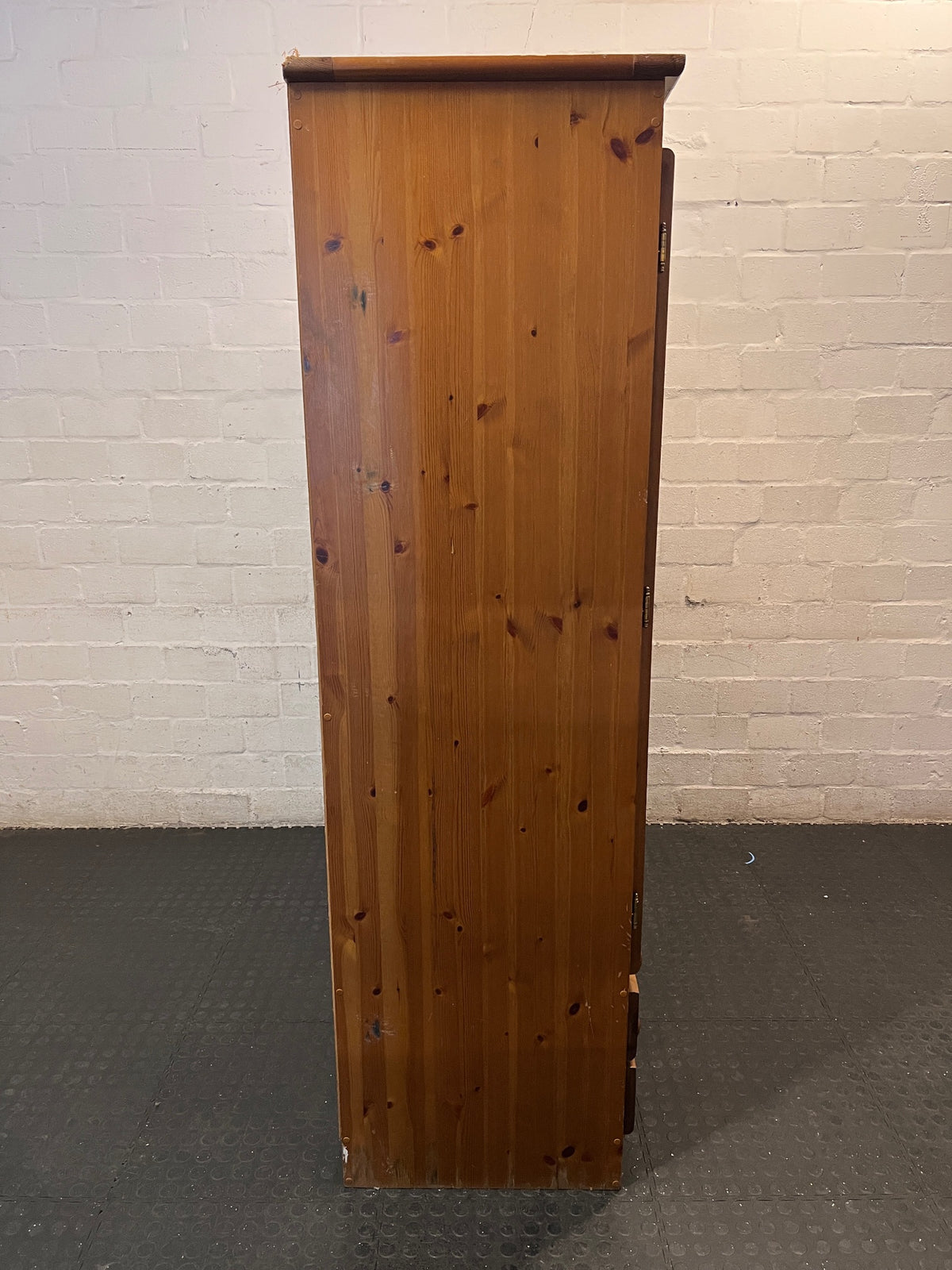 Three-Door Oregon Pine Wardrobe with Drawers — Very Good Condition – condition detail