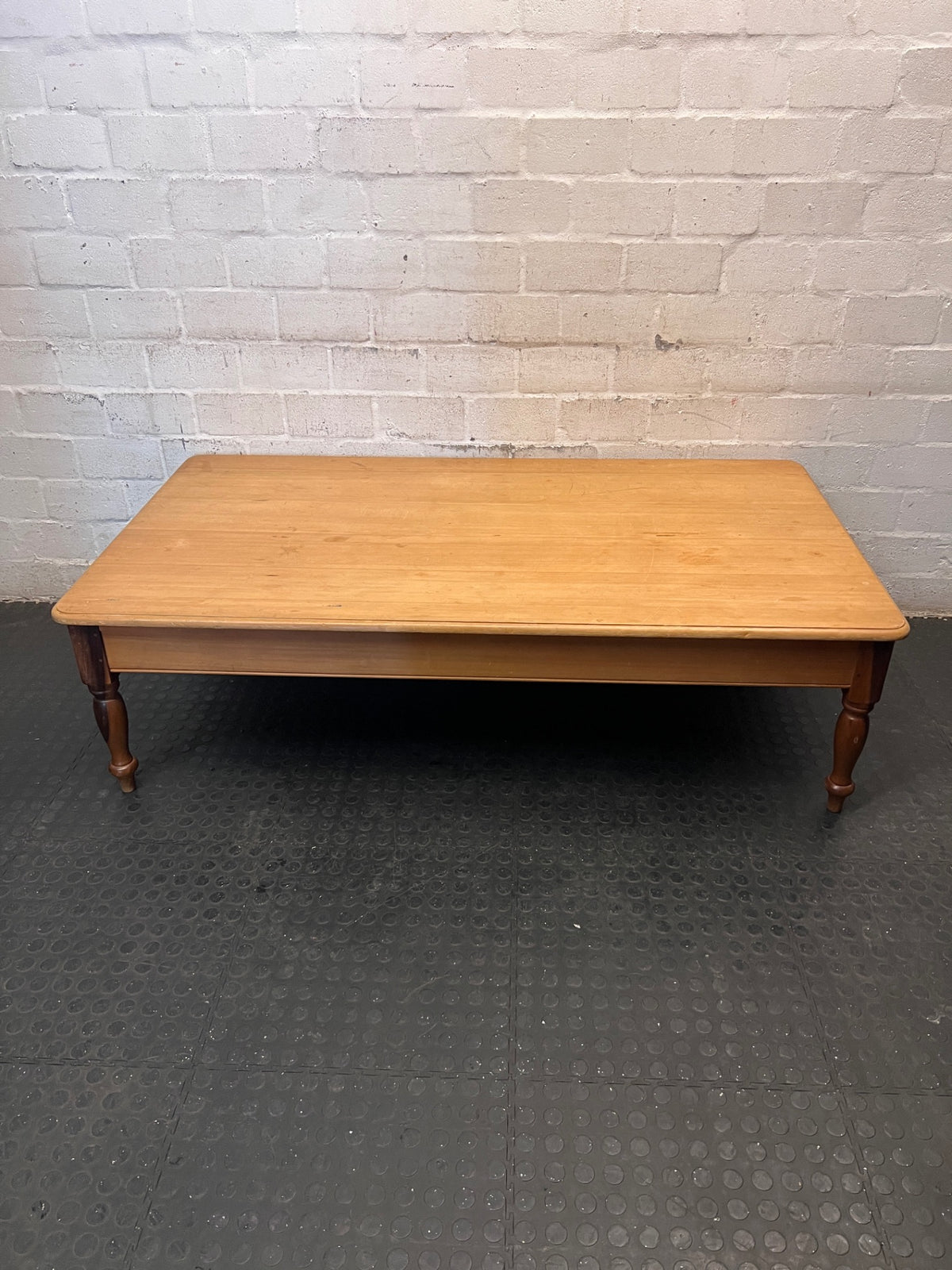 Large Honey-Toned Wooden Coffee Table with Turned Legs – condition detail