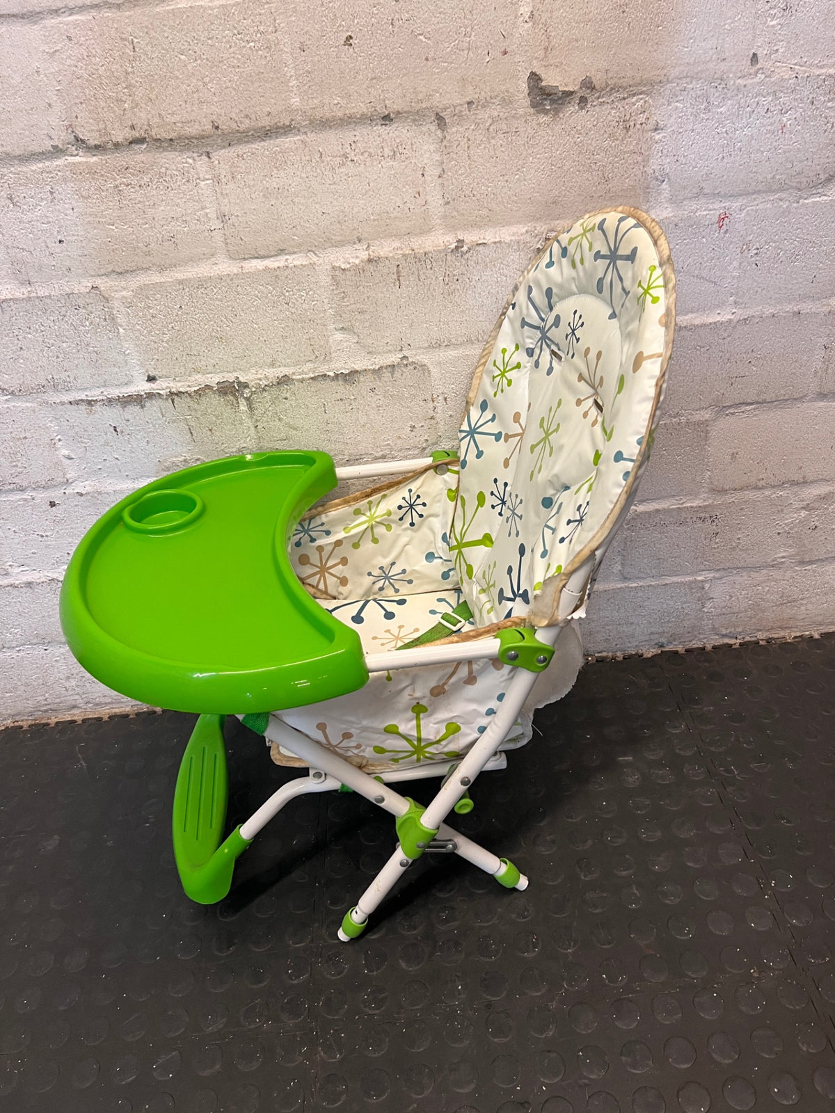 Baby High Chair with Atomic Starburst Pattern Tray — Good Condition – side view