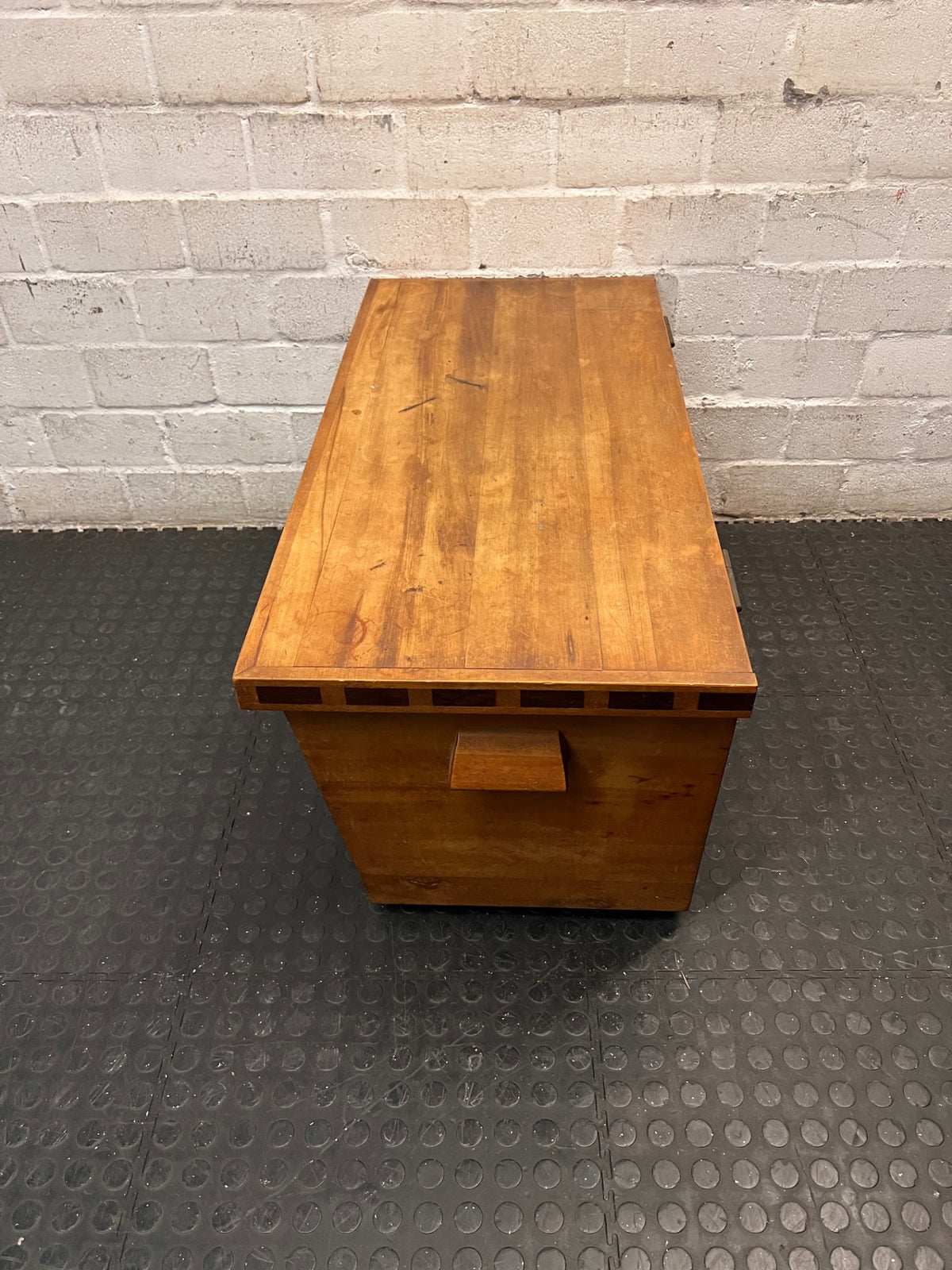 Classic Tapered Yellow Wood Kist — Good Working Order – condition detail