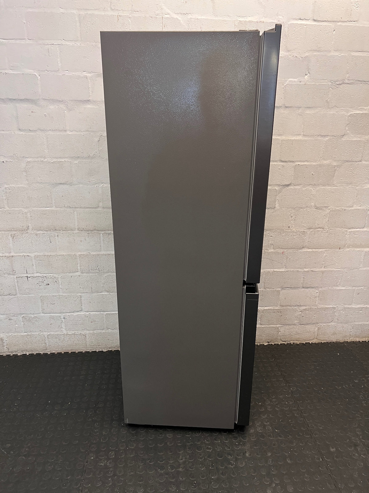 Hisense Silver Fridge-Freezer with Integrated Handles — Good Working Order – condition detail