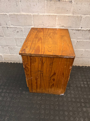 Classic Three-Drawer Wooden Bedside Pedestal – condition detail