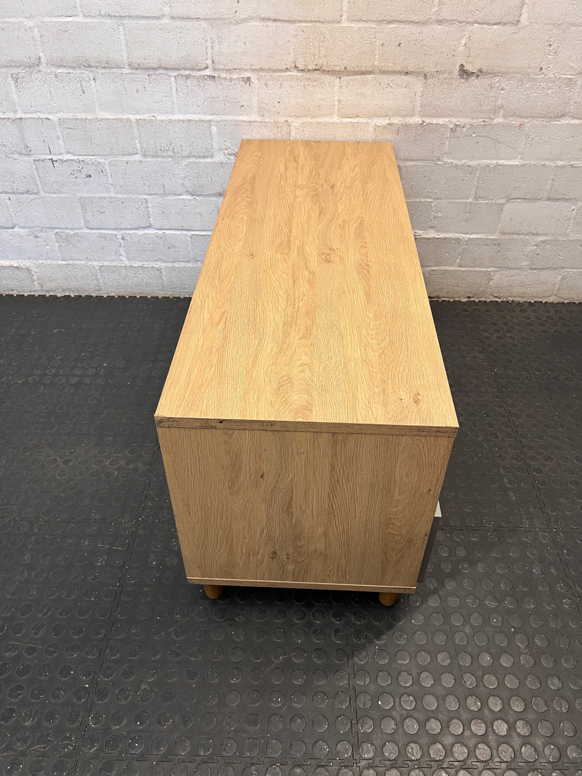 Oak Finish TV Unit with Grey Drawers — Great Condition Oak TV Unit – condition detail