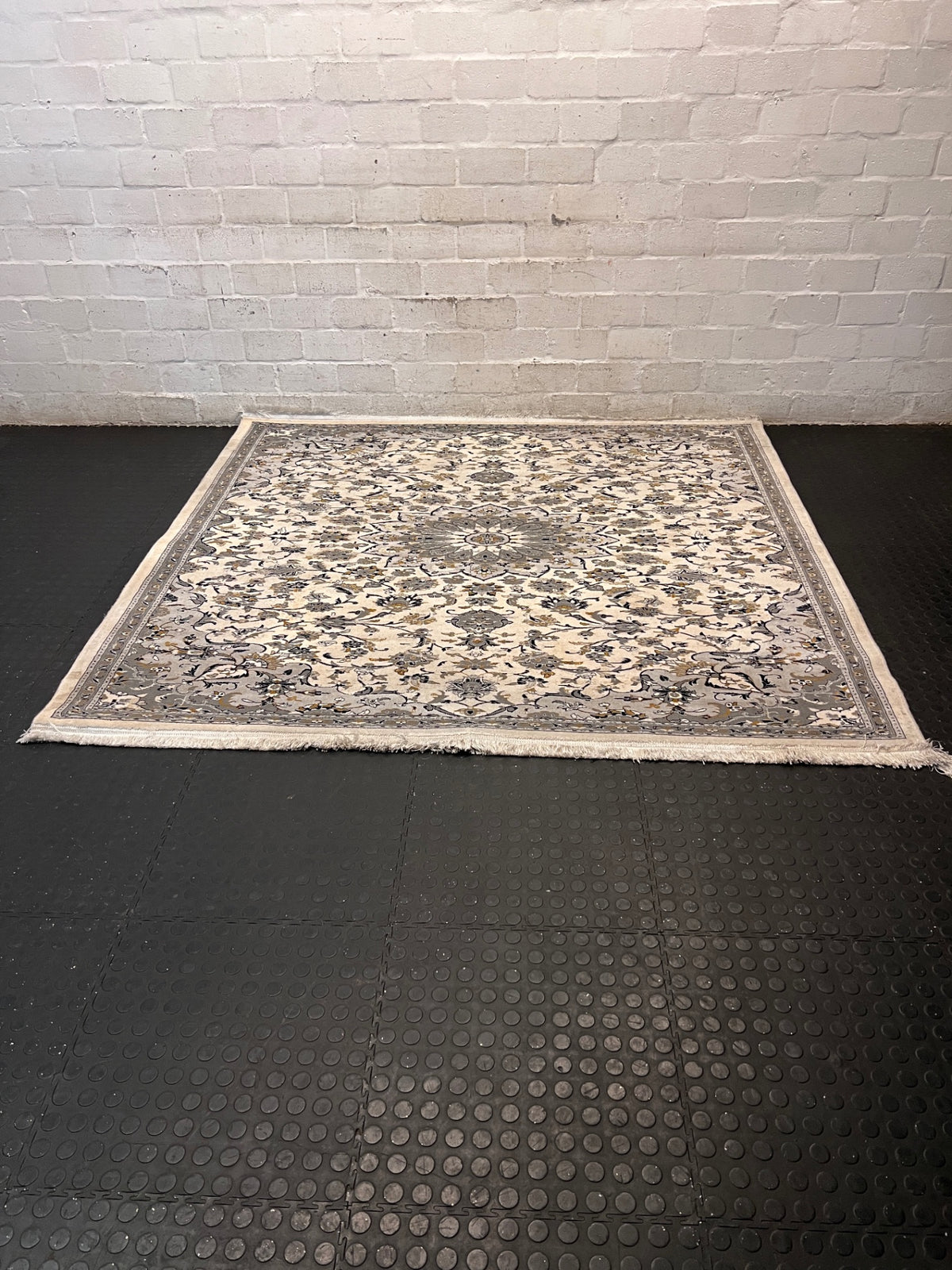 Square Patterned Area Rug with Fringe Border – condition detail