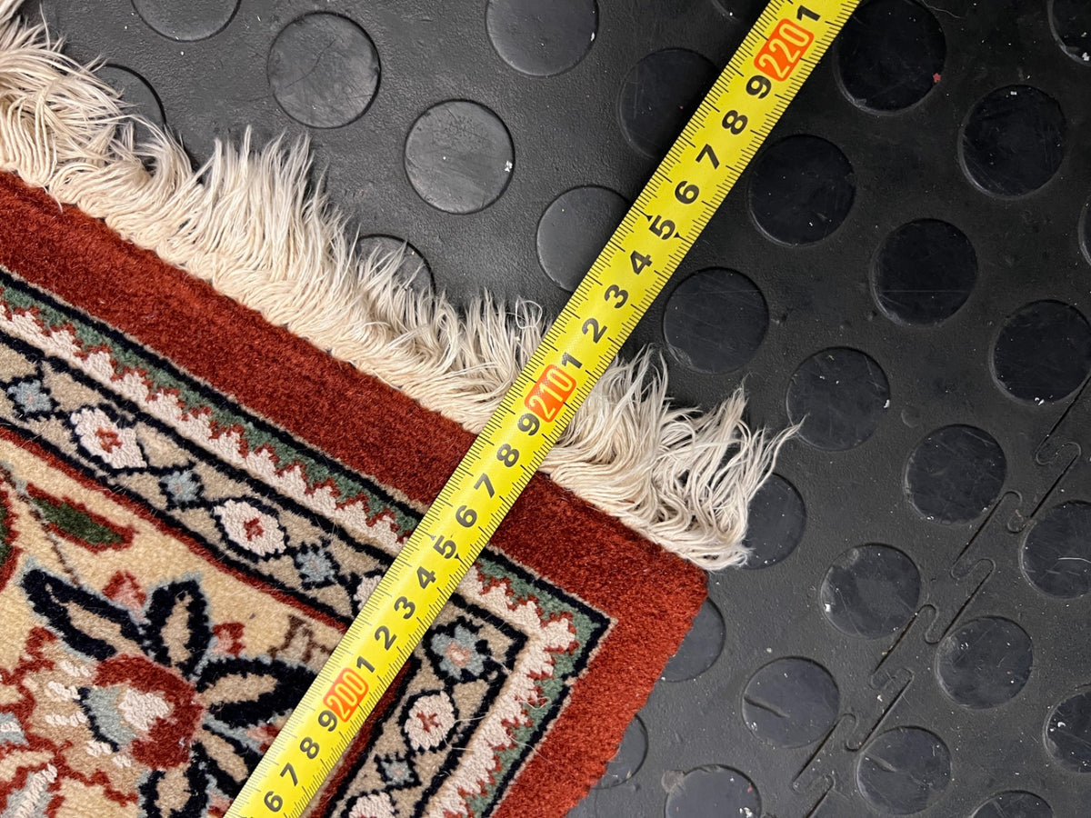 Traditional Patterned Floral Area Rug with Fringe – height measurement