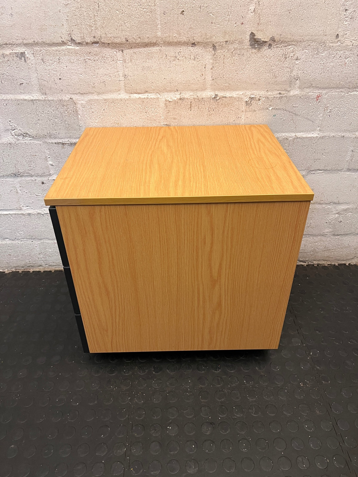 Oak-Look 3-Drawer Office Pedestal with Silver Handles – condition detail