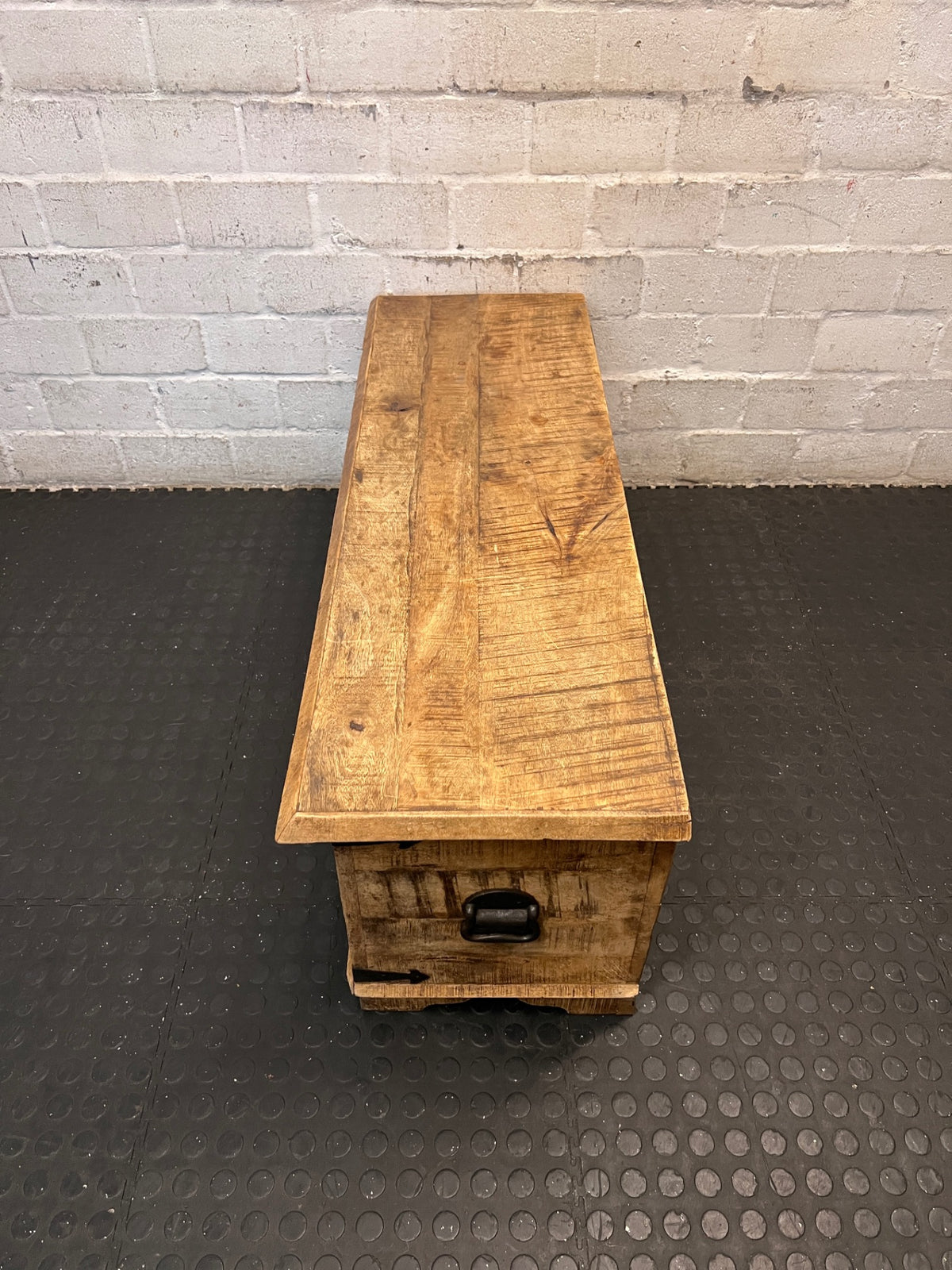 Rustic Textured Wooden Kist with Metal Hardware – condition detail