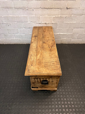 Rustic Textured Wooden Kist with Metal Hardware – condition detail