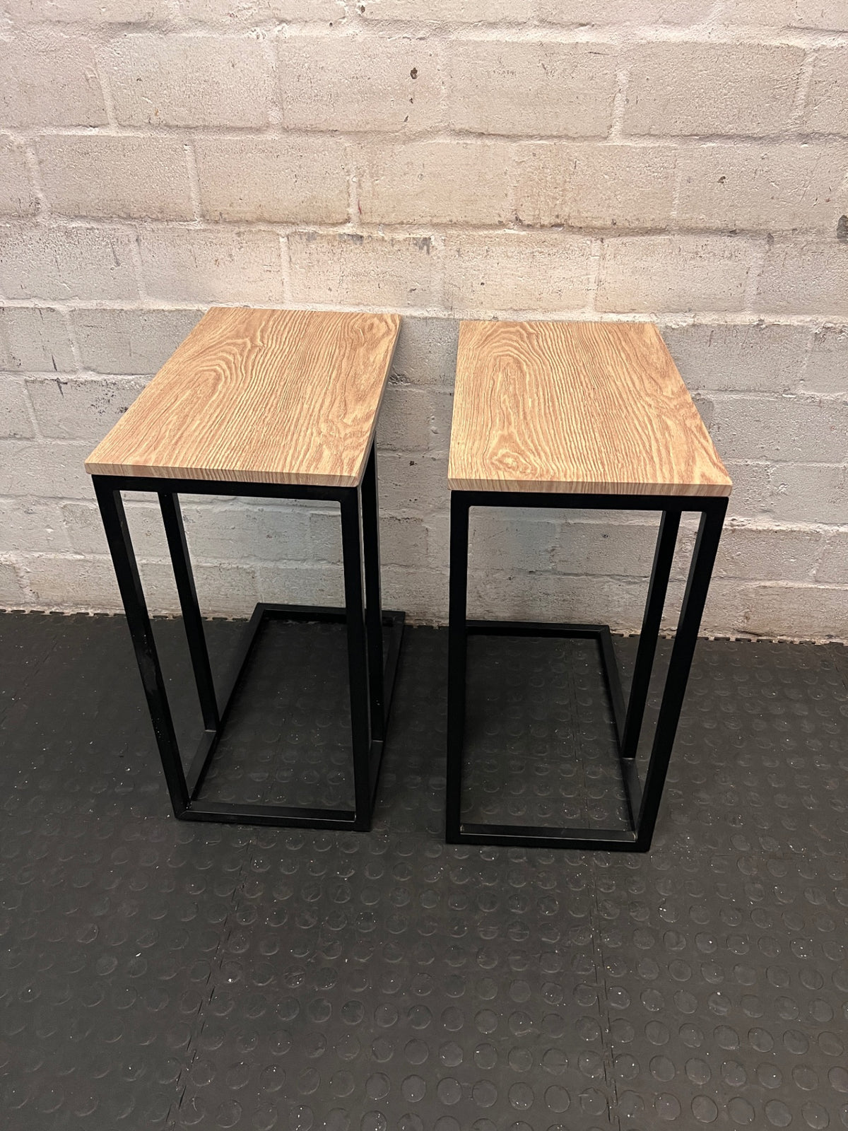 Industrial Style C-Shaped Side Table with Oak Finish Top – condition detail