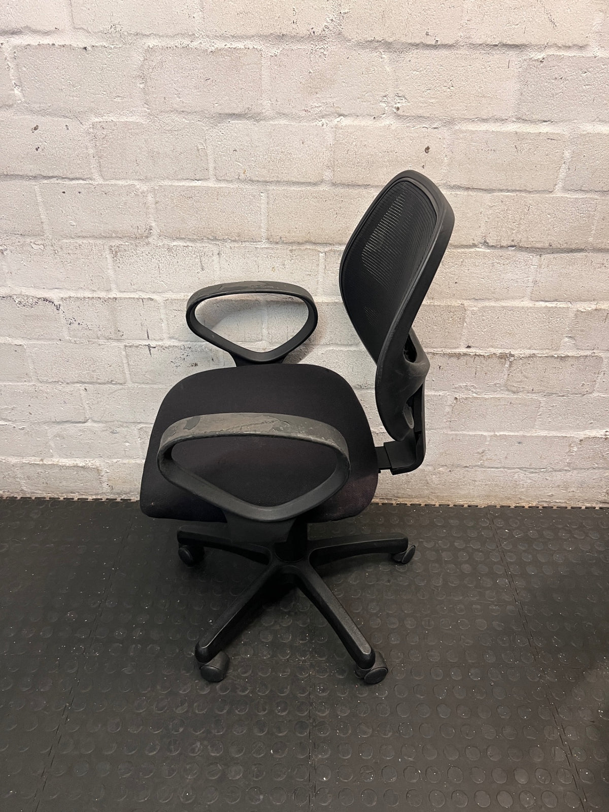 Black Mesh Back Swivel Office Chair – side view