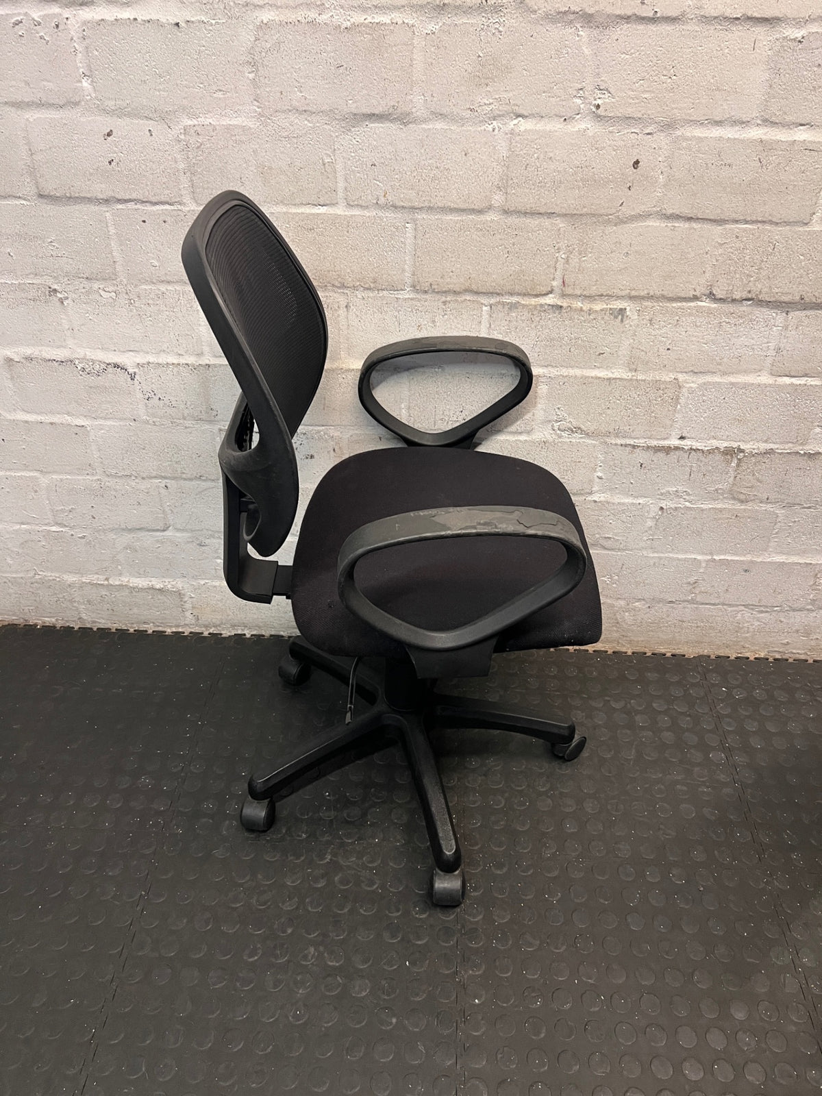 Black Mesh Back Swivel Office Chair – top view