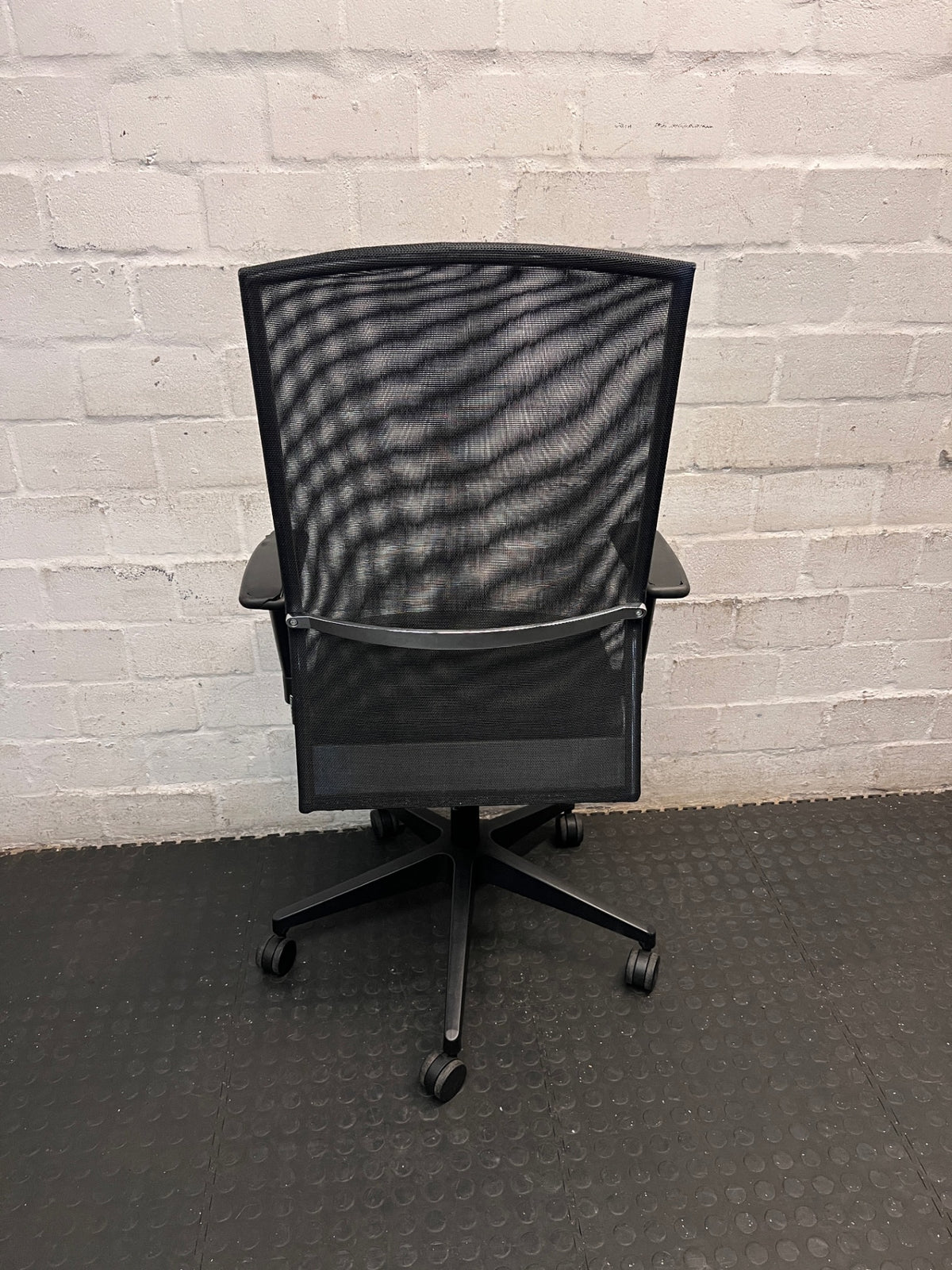 High-Back Mesh Office Chair with Swivel Base – condition detail