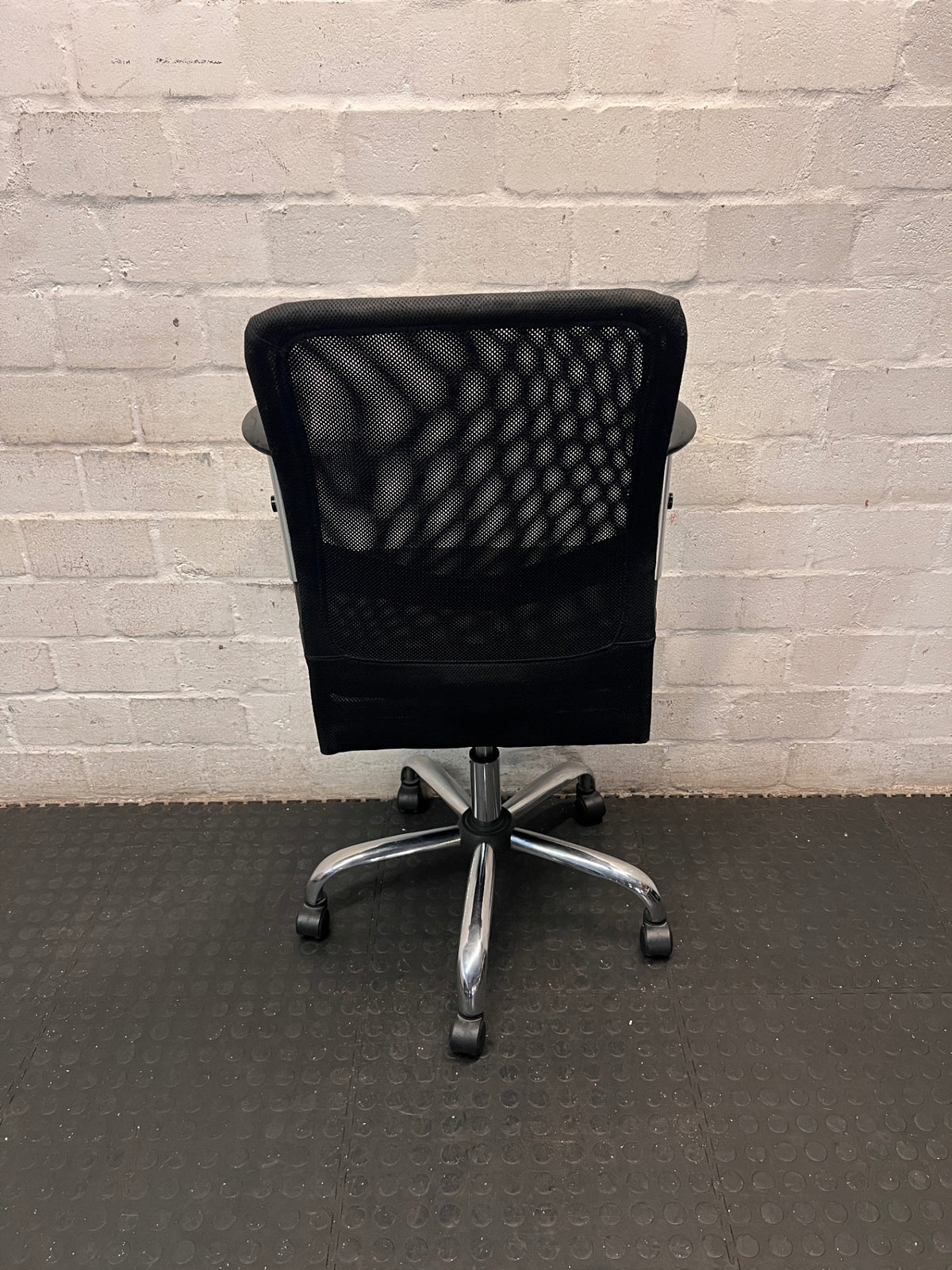 Black Mesh Office Chair with Chrome Base – condition detail