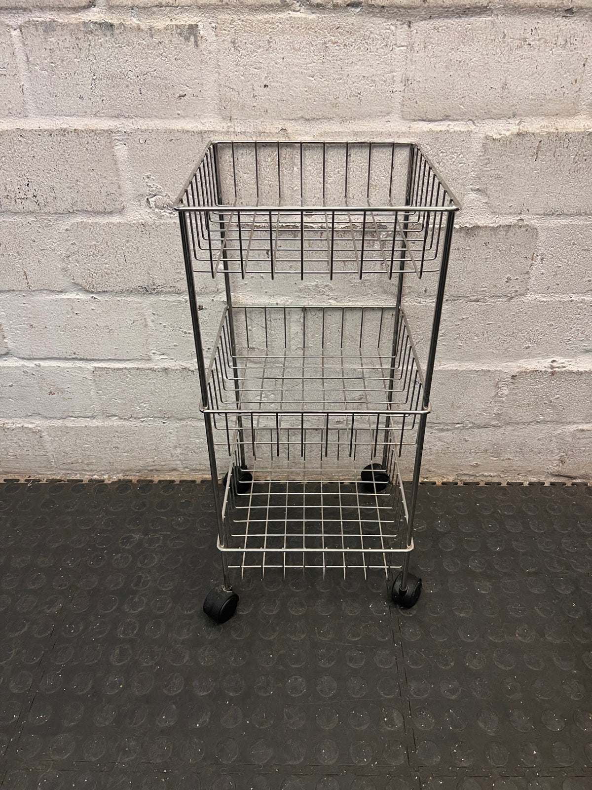 Three-Tier Silver Metal Wire Utility Trolley – condition detail