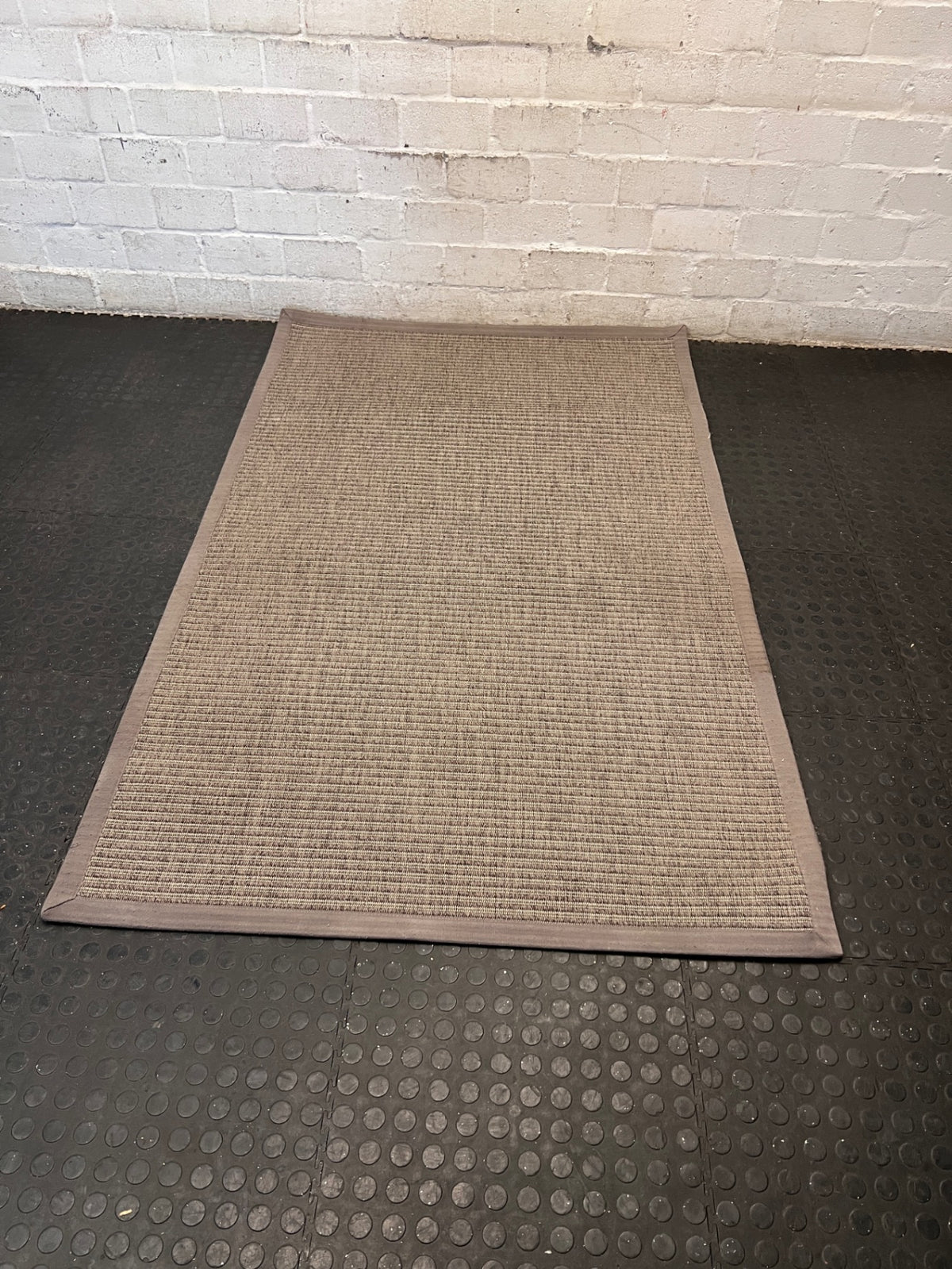 Grey Textured Flat-Weave Area Rug with Fabric Border – condition detail