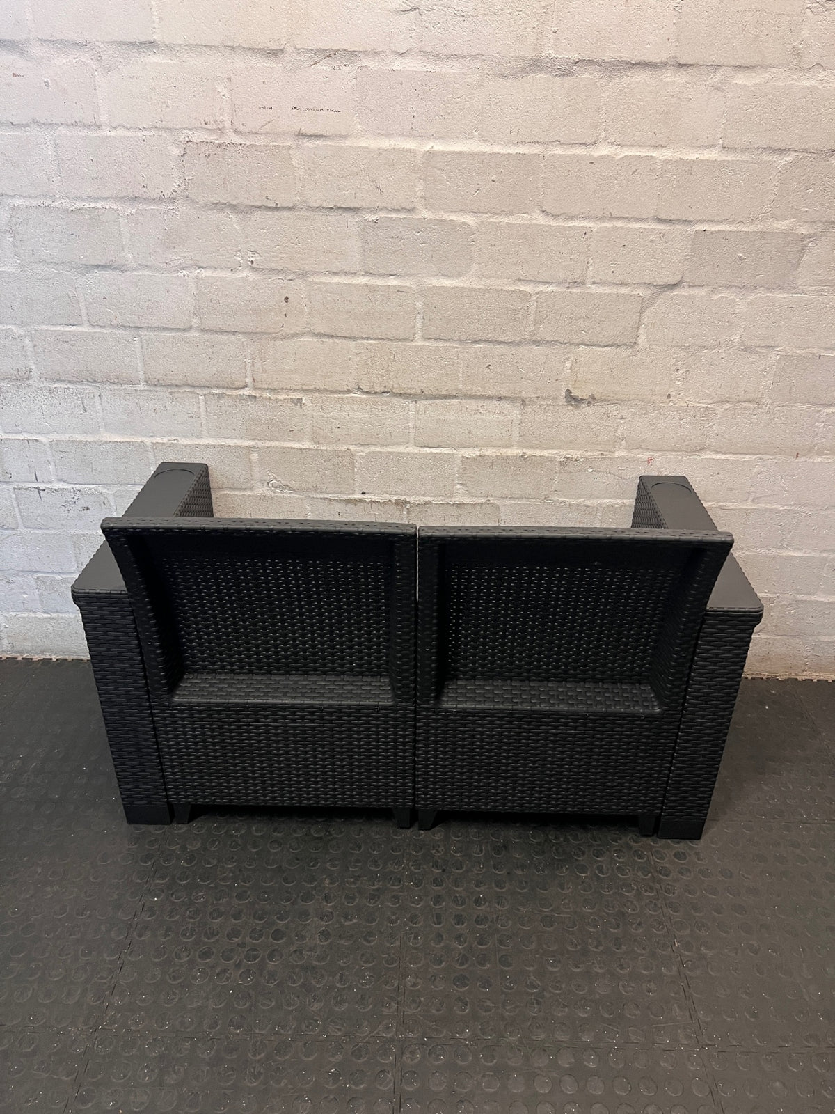 Charcoal Grey Wicker 2 Seater Outdoor Couch – condition detail