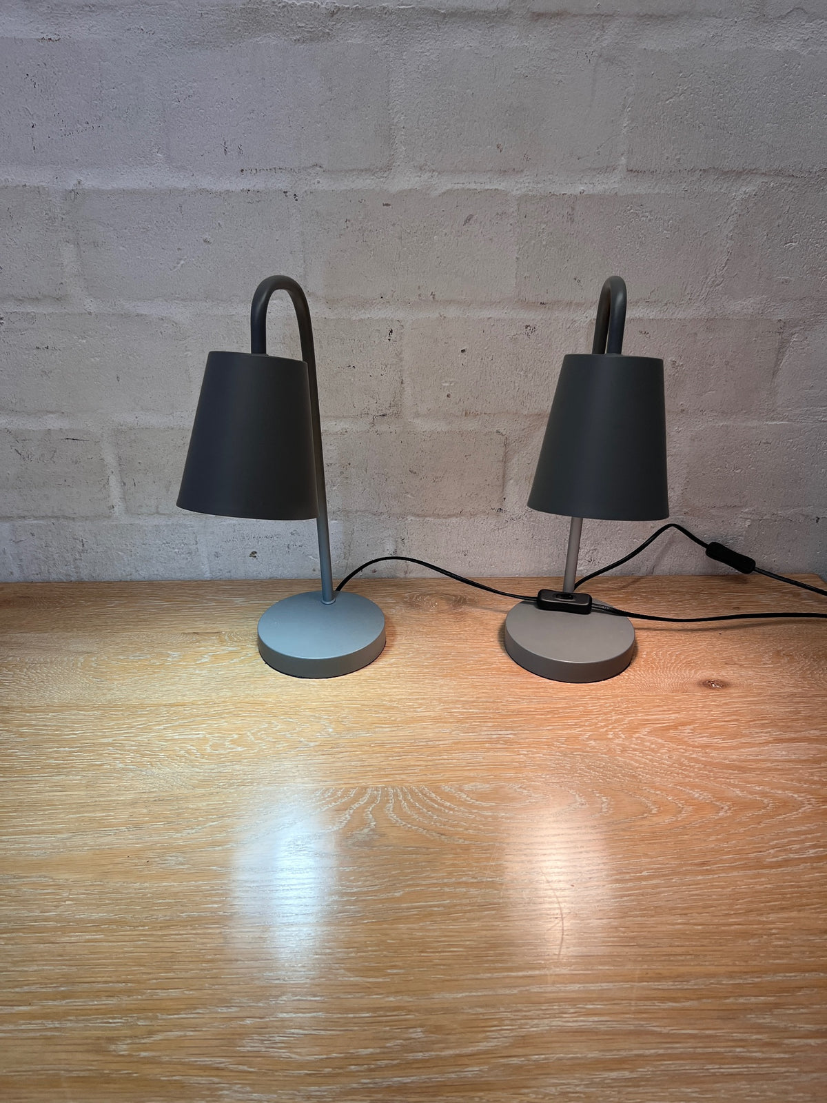 Modern Matte Grey Table Lamp with Handle – condition detail