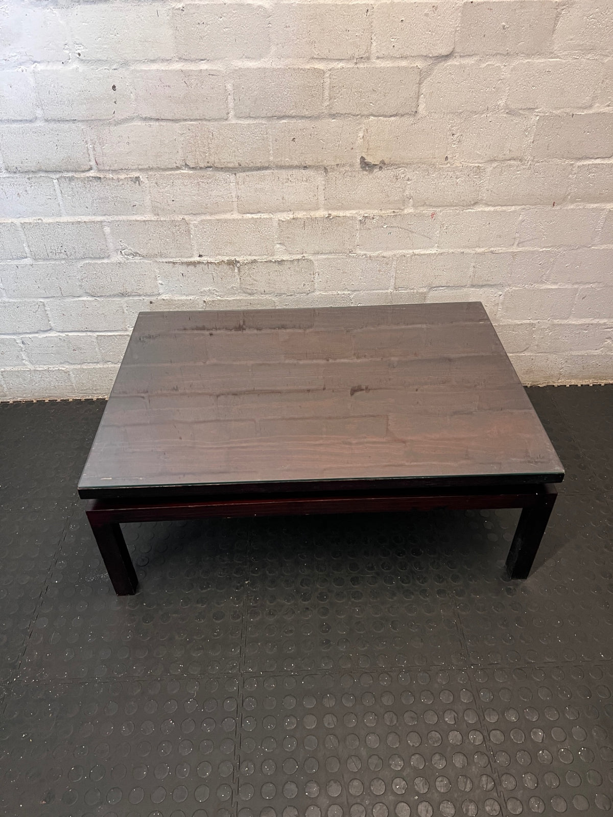 Dark Wood Rectangular Coffee Table with Glass Top – condition detail