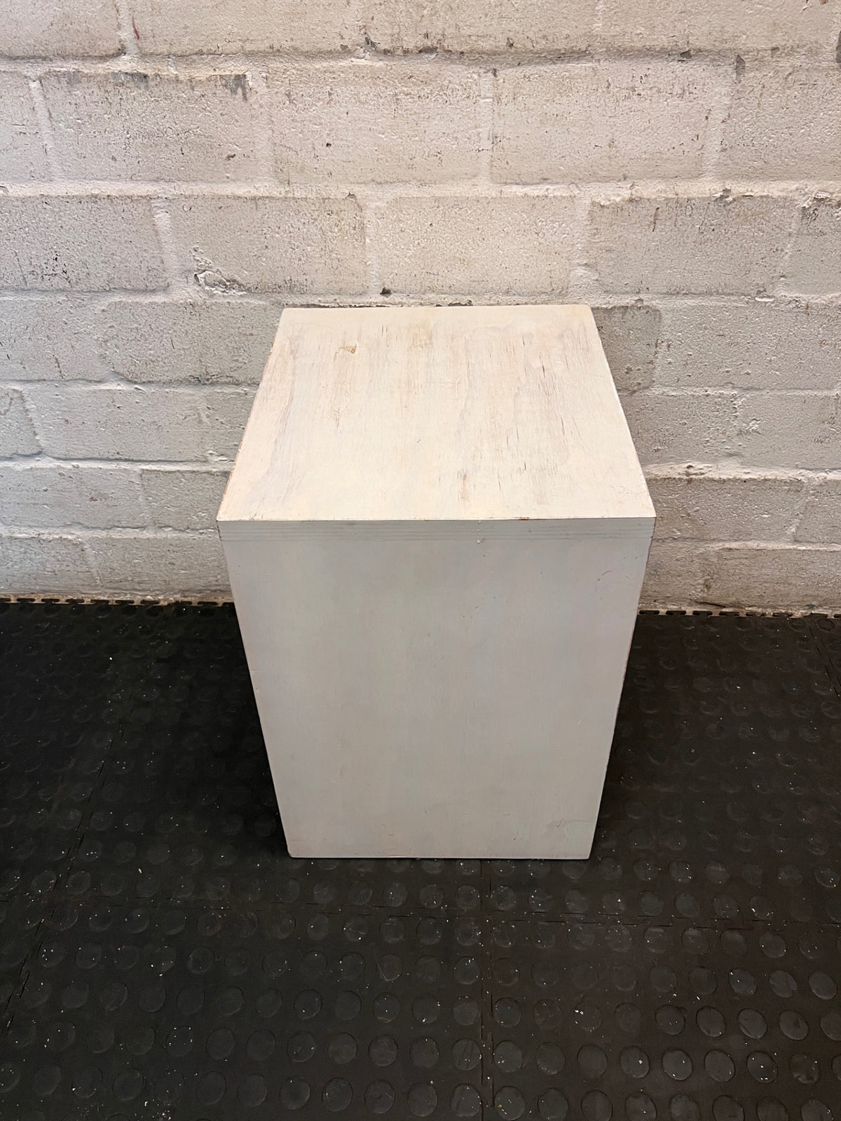 White Washed Bedside Table with Glass Shelf – condition detail