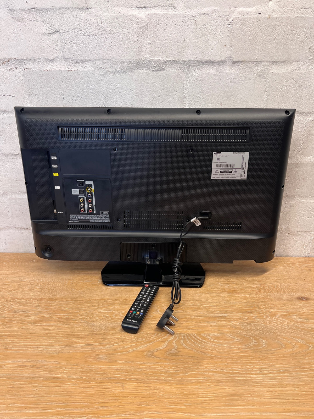 Samsung 32" LED TV with Remote Control – condition detail