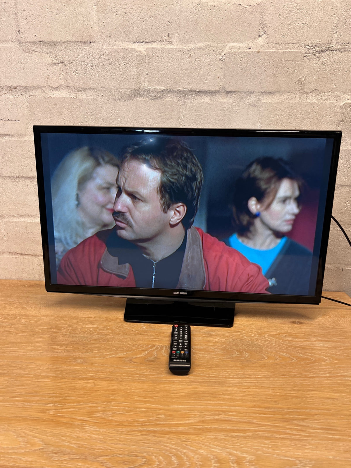 Samsung 32" LED TV with Remote Control – main front view
