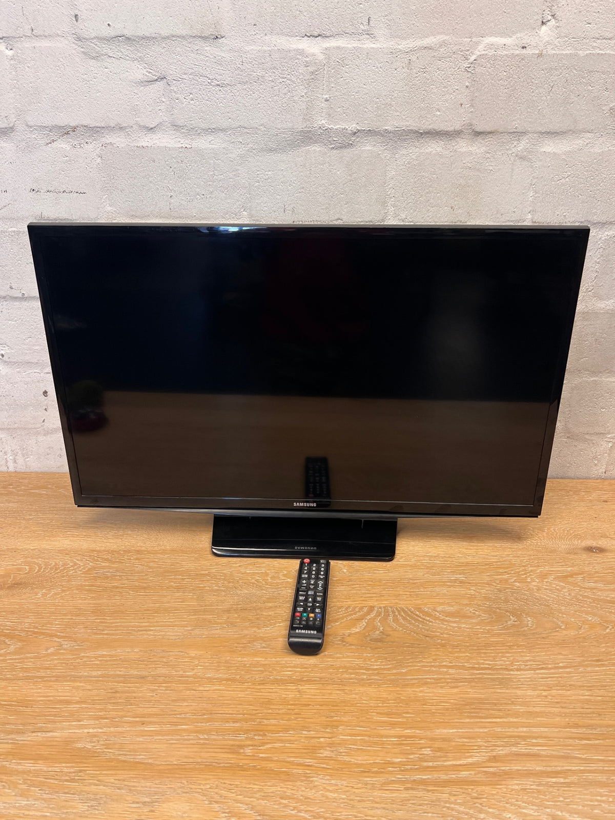 Samsung 32" LED TV with Remote Control – side view