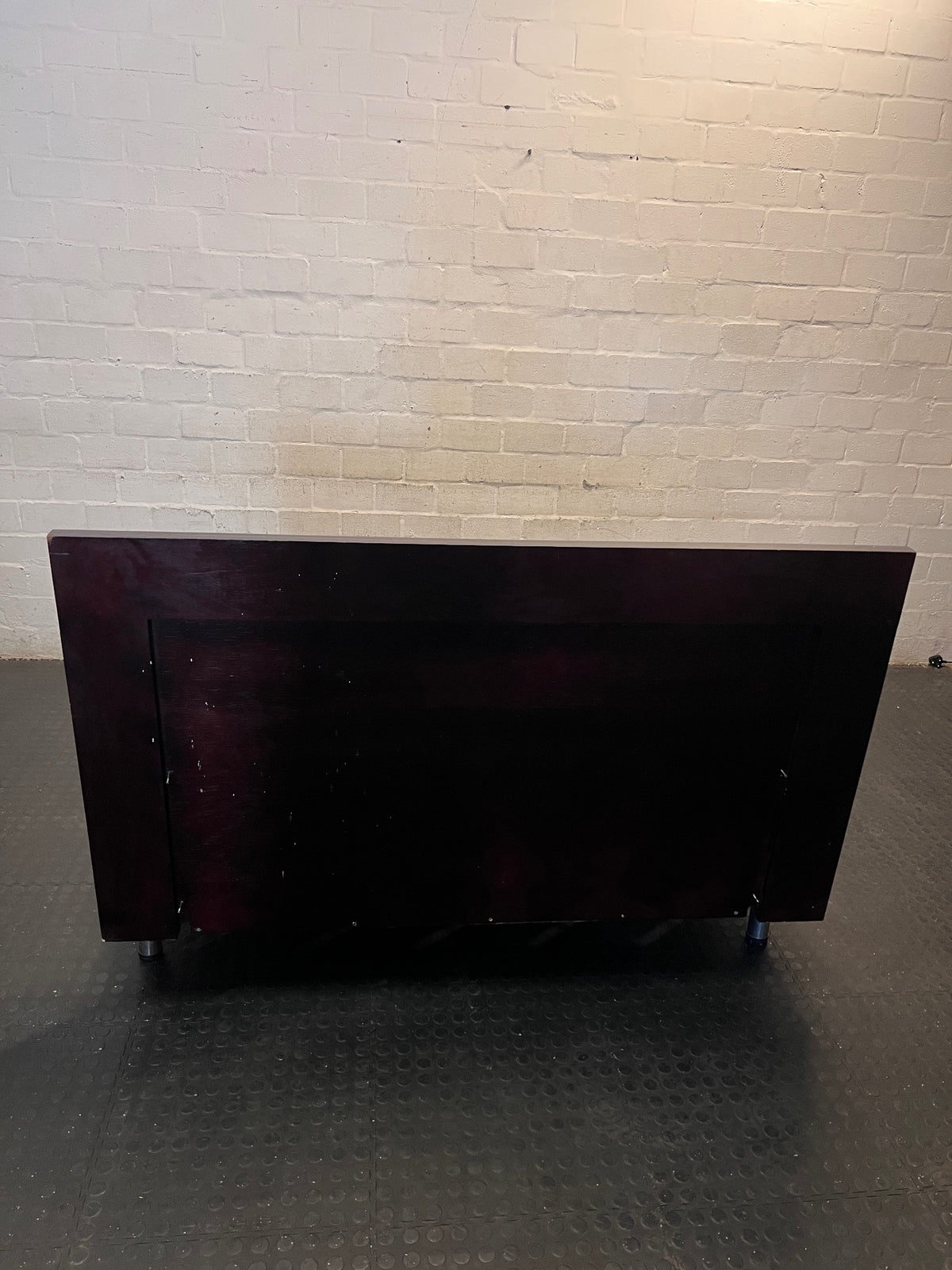 Mahogany-Finish Queen Platform Bed Frame – condition detail