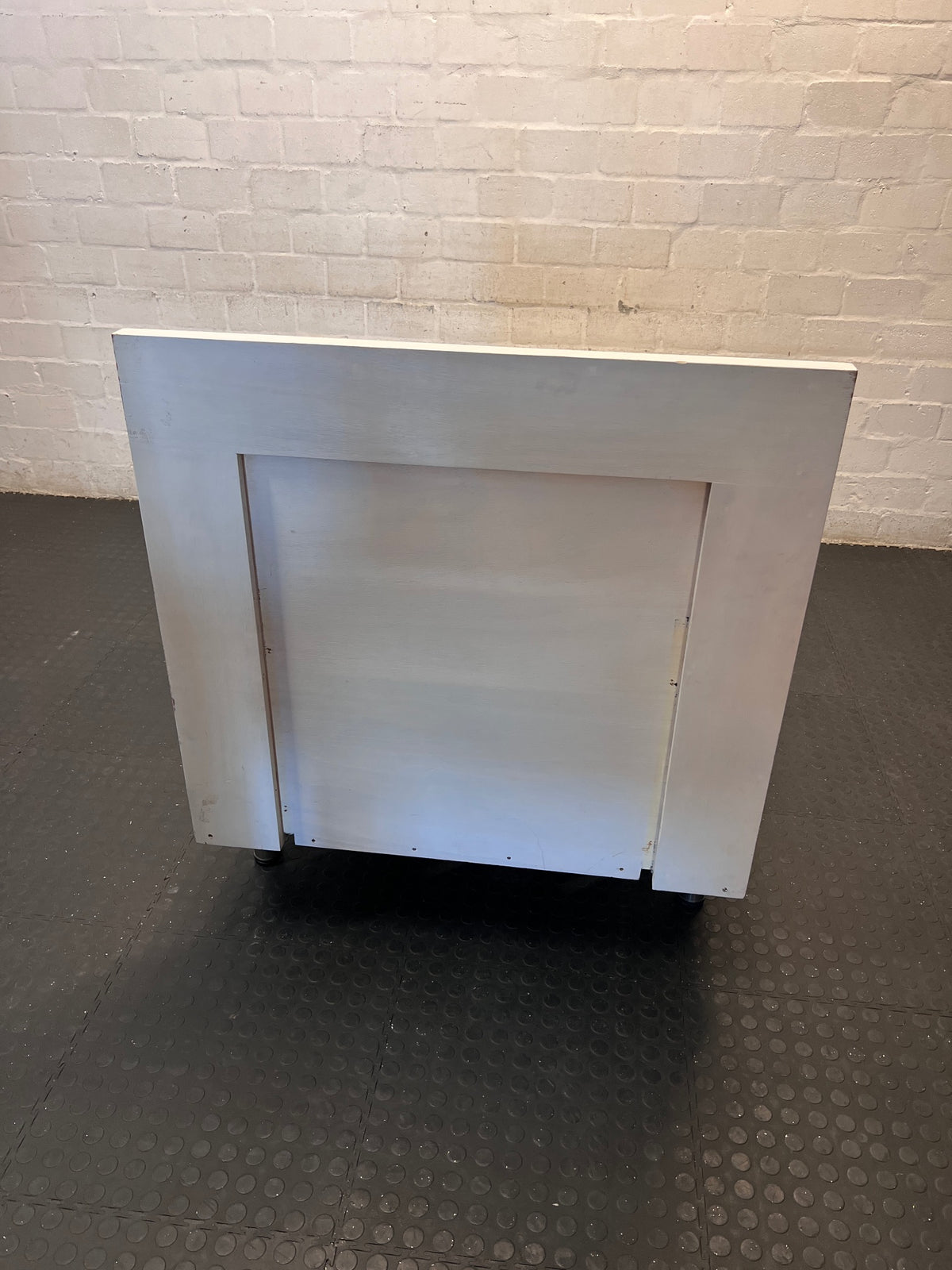 Minimalist Single Bed Frame with Integrated Headboard – condition detail