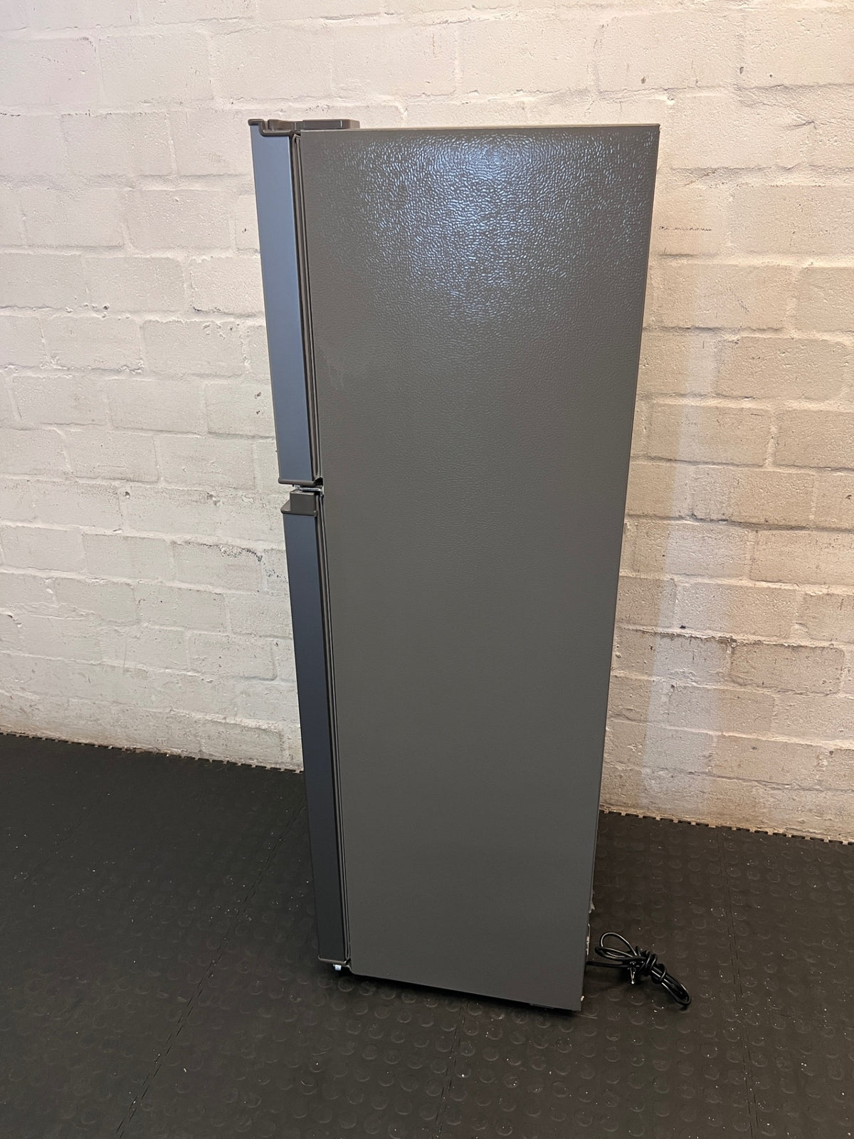 Hisense 154L Top Freezer Fridge in Titanium Silver – condition detail