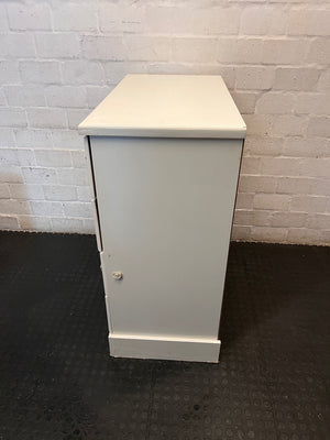 White Panelled Chest of Drawers with Metal Handles – condition detail