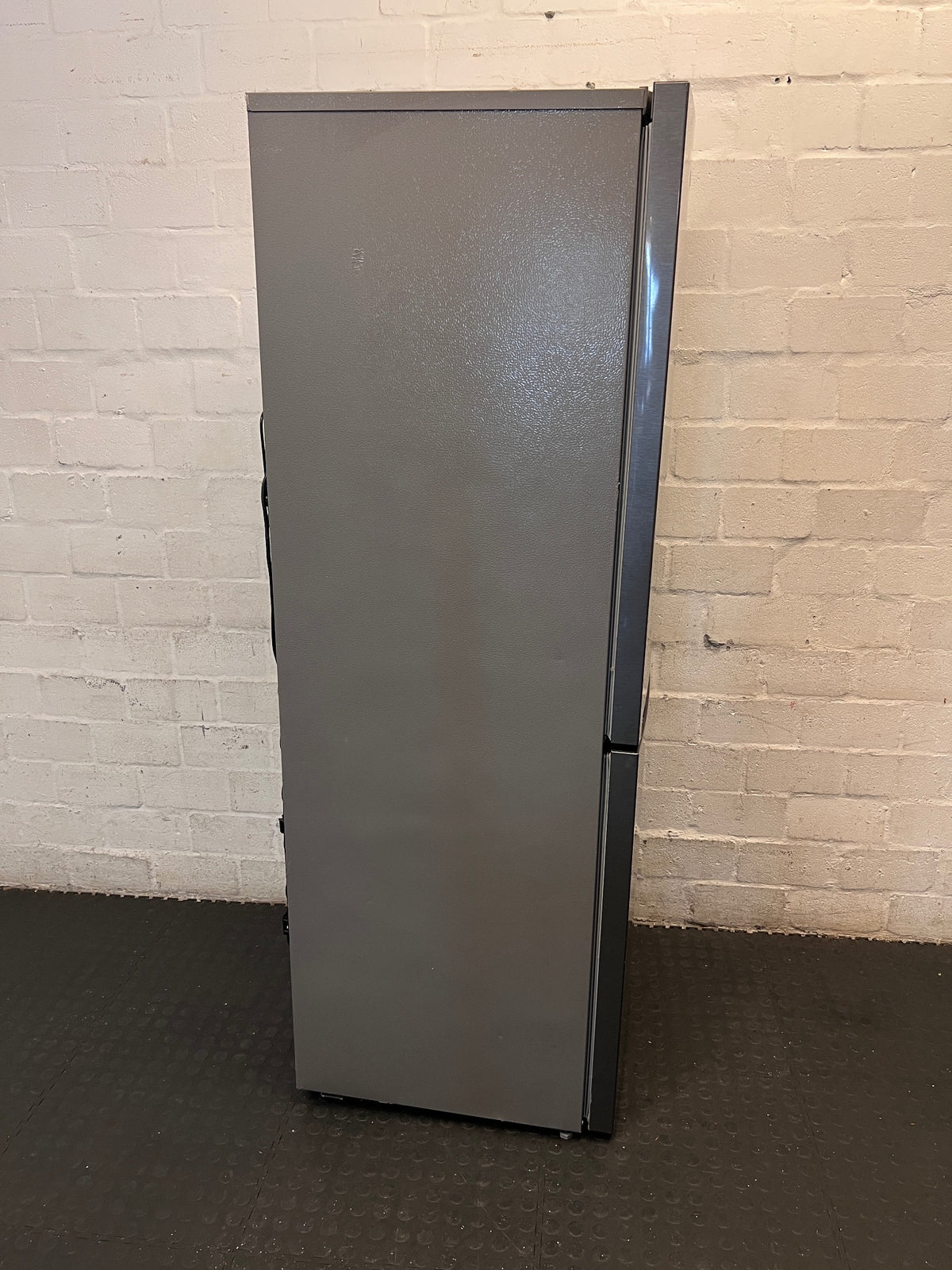 Defy Grey Bottom-Mount Fridge-Freezer – condition detail