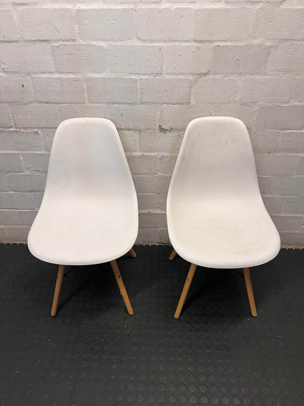 Modern White Bucket Chair with Wooden Legs – condition detail