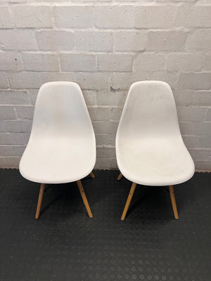 Modern White Bucket Chair with Wooden Legs – condition detail