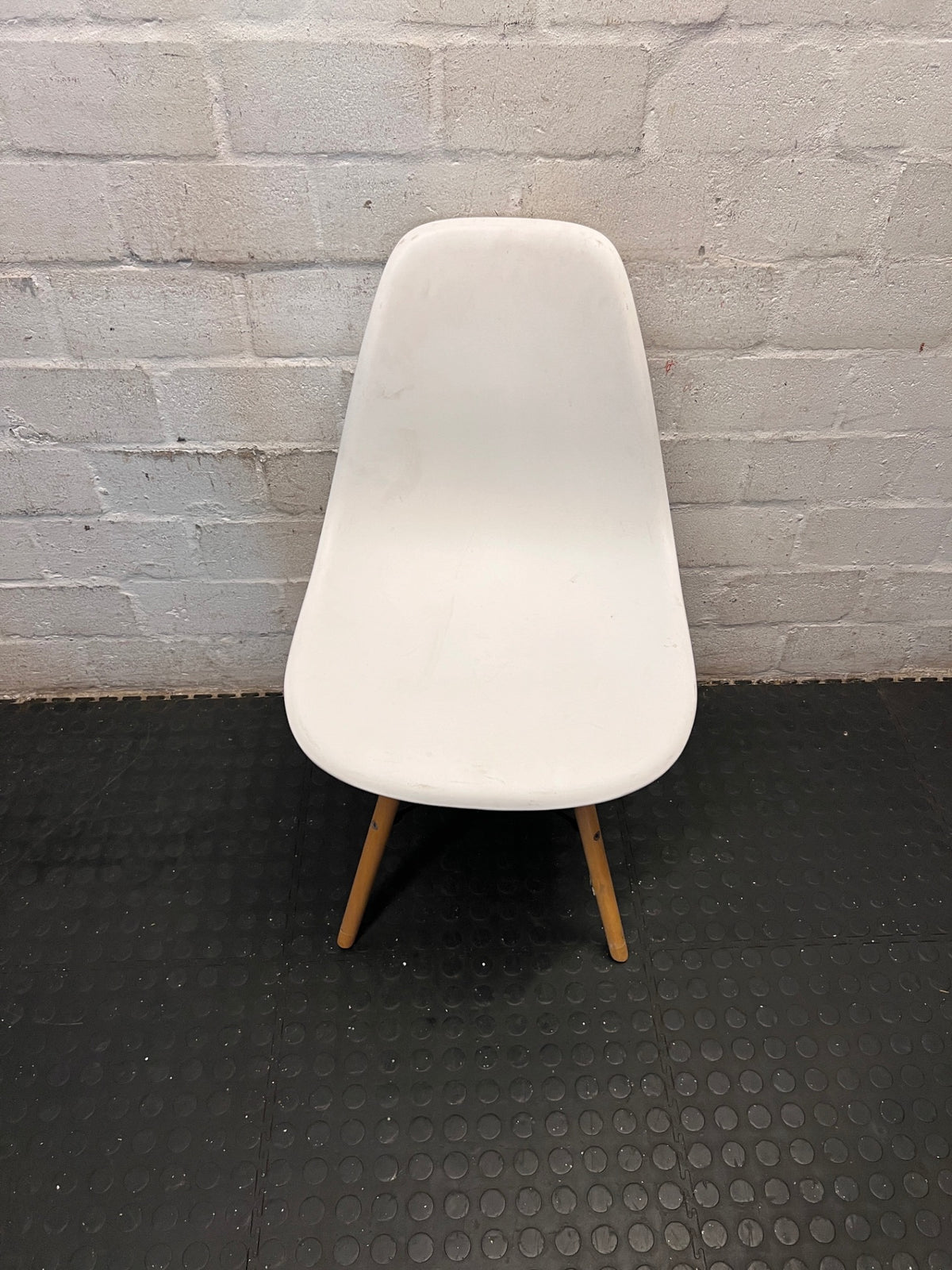 Modern White Bucket Chair with Wooden Legs – main front view