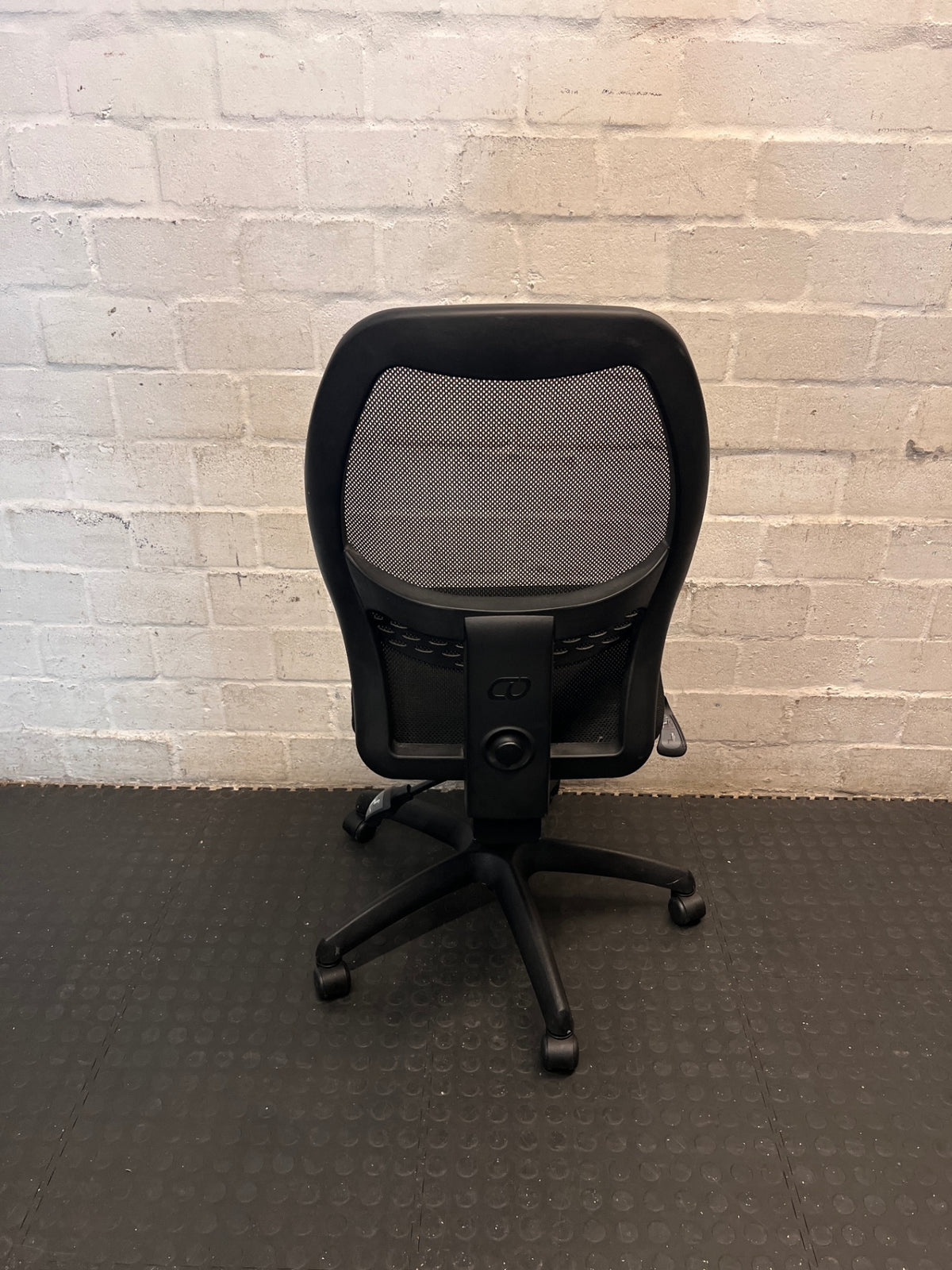 Black Mesh High Back Swivel Office Chair – condition detail