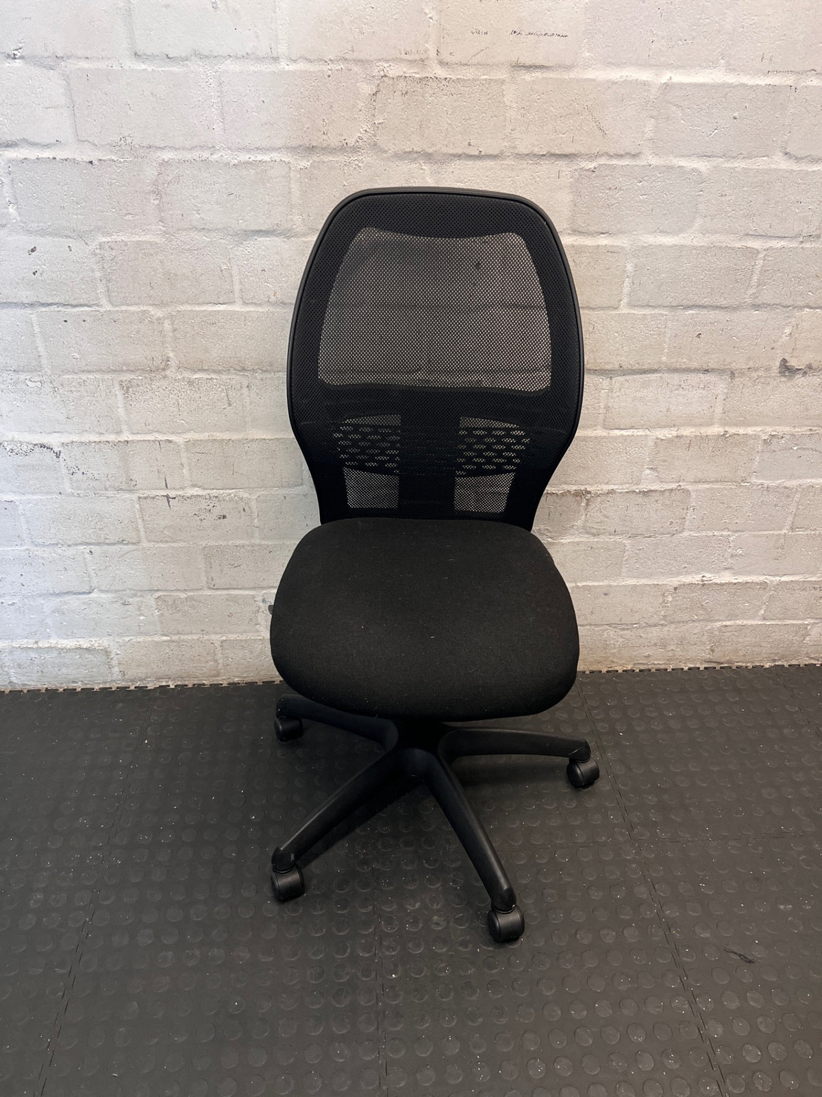 Black Mesh High Back Swivel Office Chair – main front view