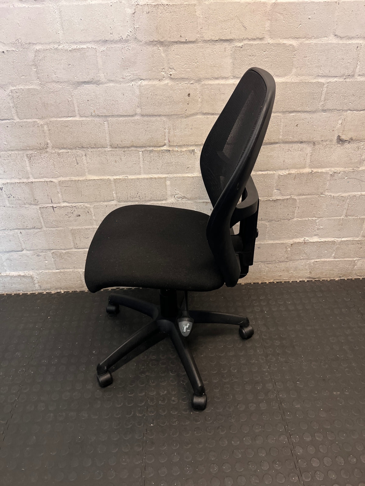 Black Mesh High Back Swivel Office Chair – side view