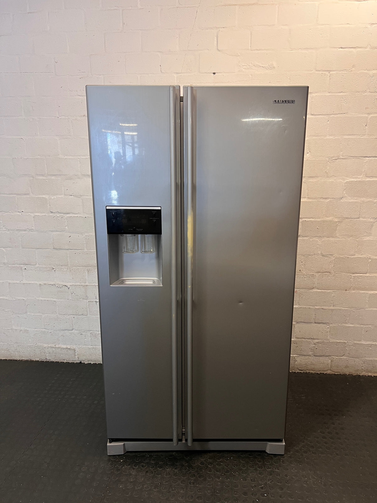 Samsung Silver Double Door Fridge-Freezer with Dispenser – main front view